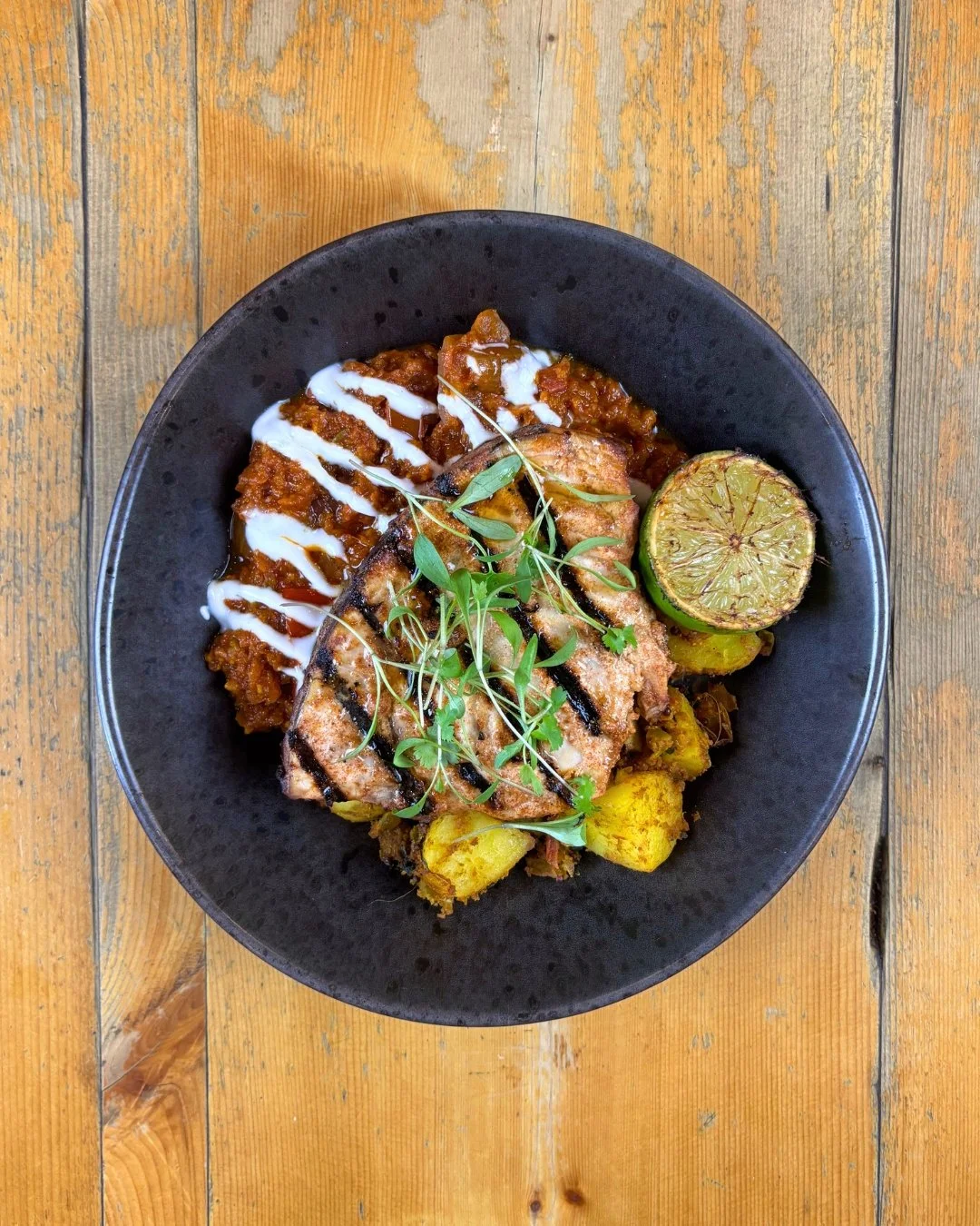 Chargrilled tandoori swordfish, bhuna curry, Bombay potatoes, yoghurt &amp; lime 🍋&zwj;🟩

🍽️ Menus &amp; Bookings: chequerscutnallgreen.co.uk