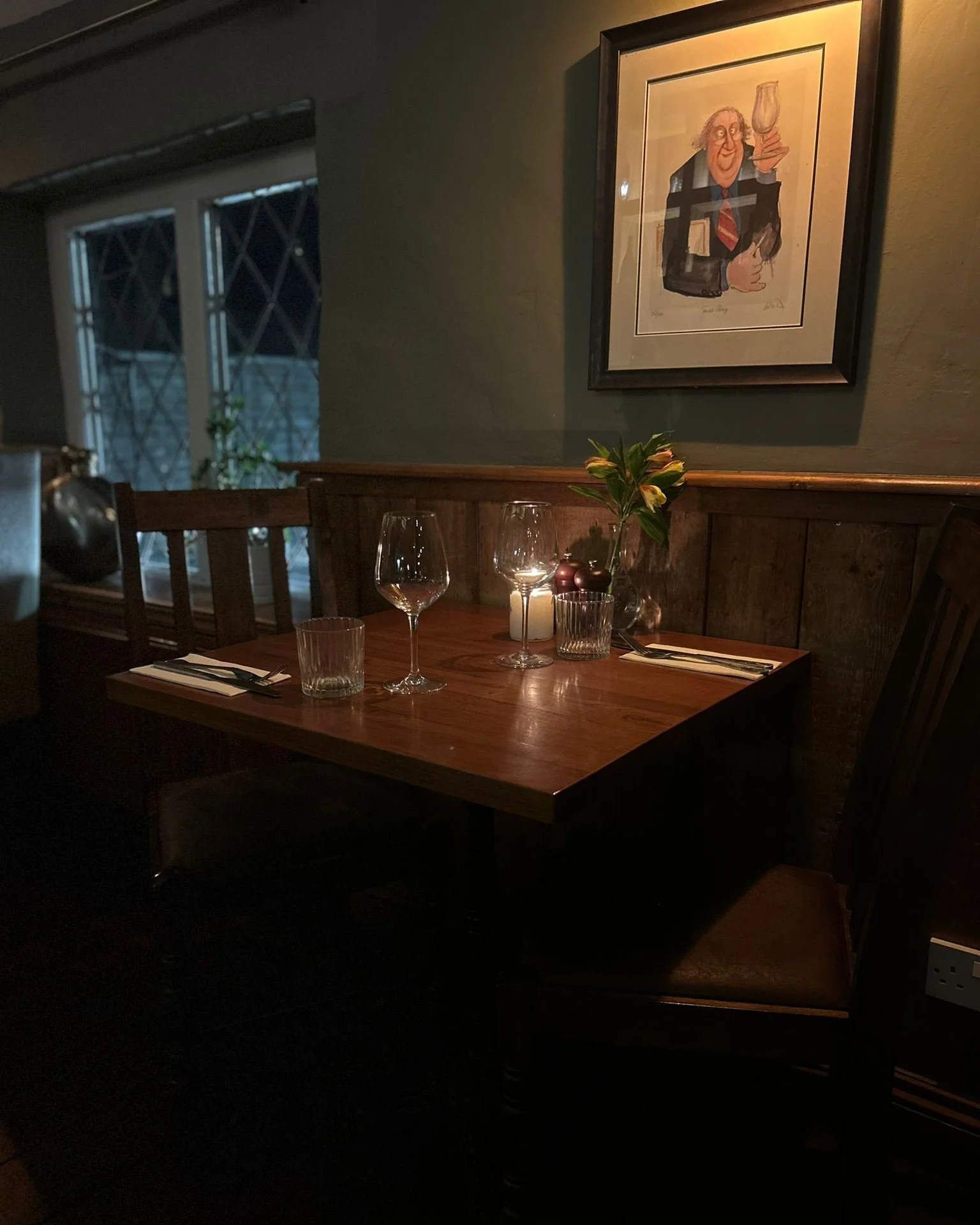 Cosy settings perfect for those catch up lunches and date night dinners 🍷
We're now taking bookings for our Christmas menu, &pound;29.50 for 2 courses or &pound;36 for 3 courses.

🍽️ Menus &amp; Bookings: chequerscutnallgreen.co.uk