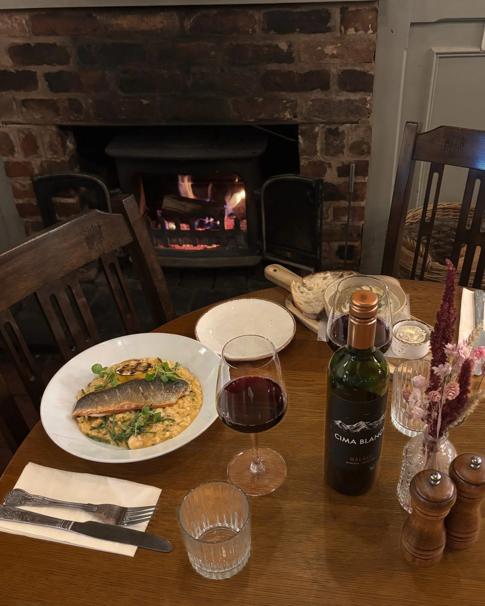 Whether you&rsquo;re stopping by for a pint after a walk, tucking into a comforting meal, or just enjoying good company by the fire, we&rsquo;ve got you covered this cosy autumn season 🍷

🍁Set menu deal, Monday-Thursday lunch &amp; dinner.
2 Course