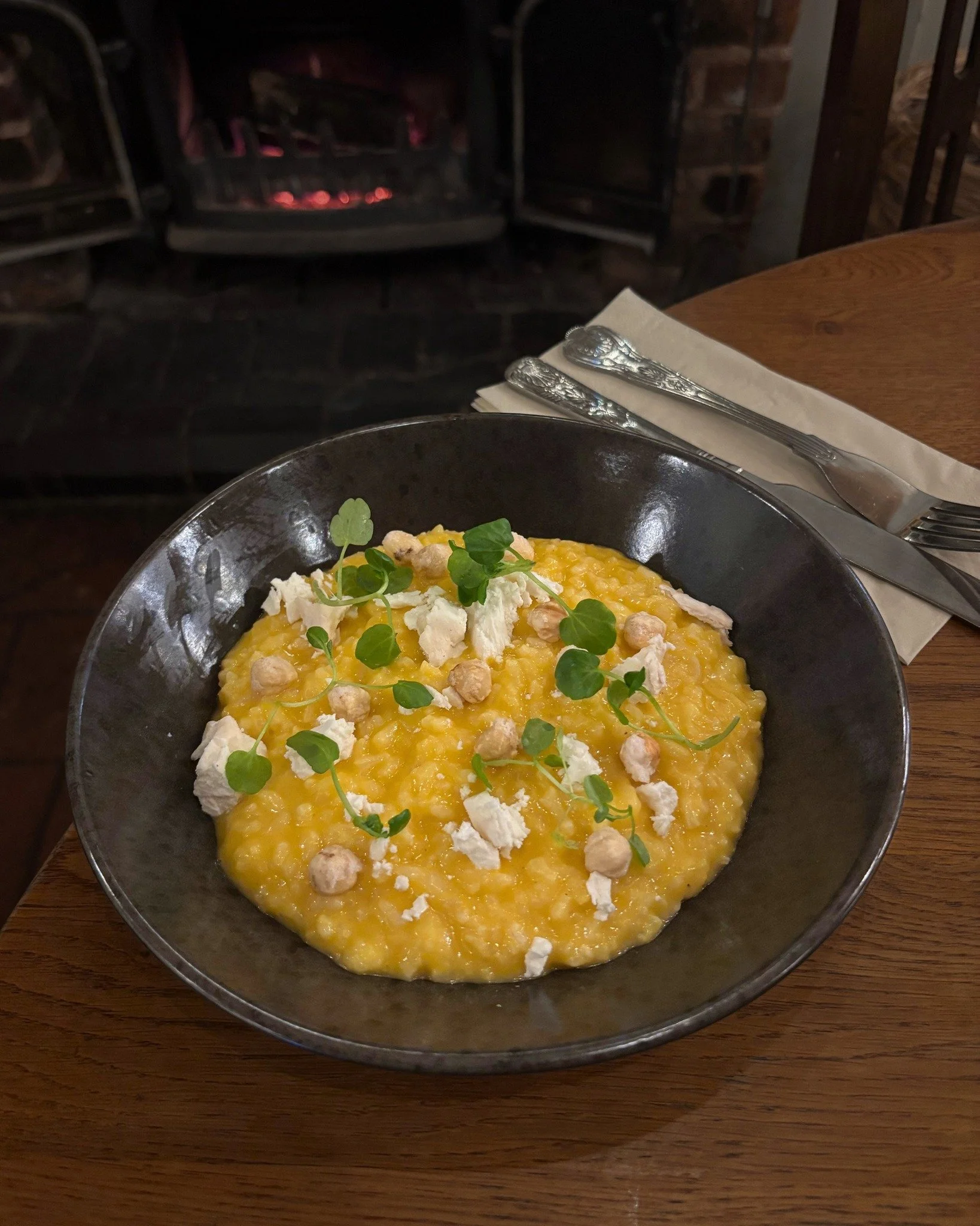 Butternut squash risotto, goats cheese, aged parmesan &amp; candied hazelnuts (V) 🌰

Available as part of our midweek set menu offer, Monday-Thursday lunch &amp; dinner.
2 Courses for &pound;22, 3 Courses for &pound;27

🍽️ Menus &amp; Bookings: che