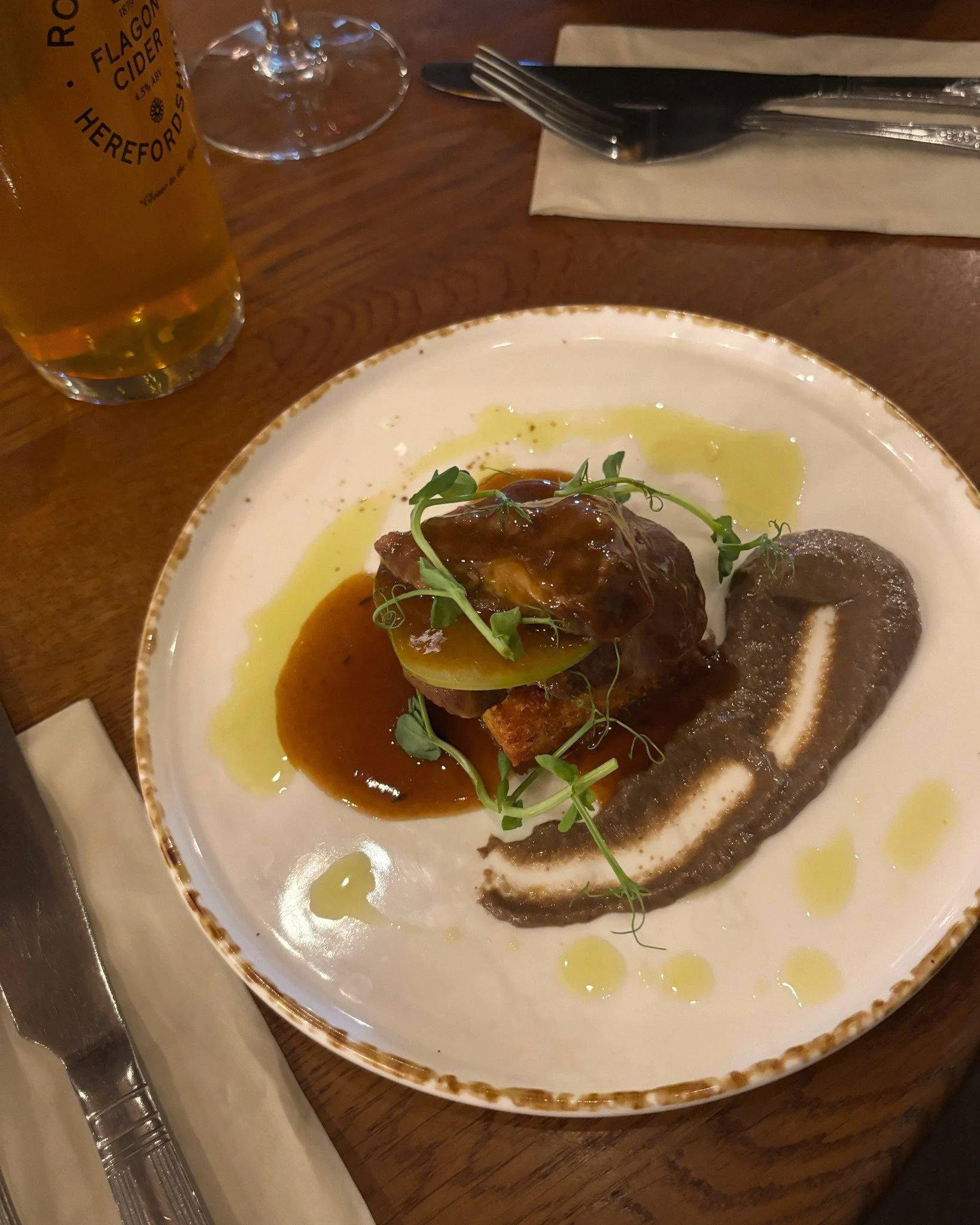 Braised pork cheeks, black pudding ketchup, hash brown &amp; apple 🍏

🍽️ Menus &amp; Bookings: chequerscutnallgreen.co.uk