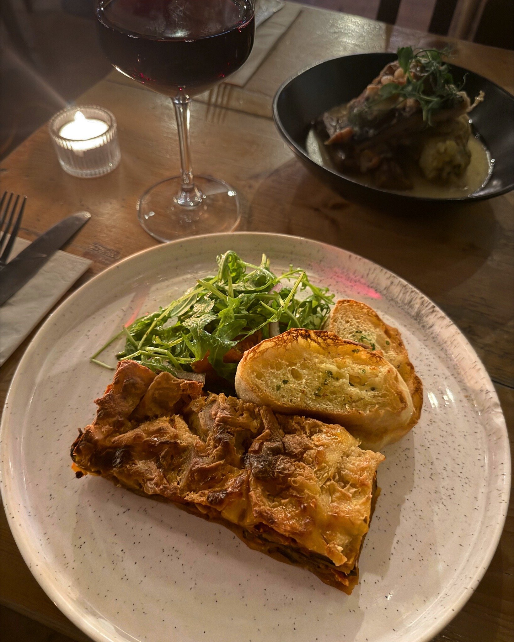 Vegetable ratatouille lasagne, smoked cheddar, garlic bread &amp; sundried tomato &amp; rocket salad (V) 🍅

✨Menus &amp; Bookings: chequerscutnallgreen.co.uk