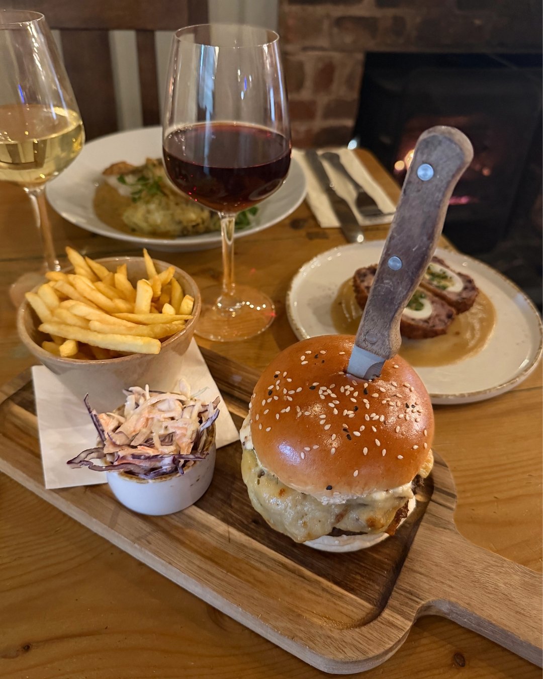A good old burger is a pub staple and we think ours are pretty damn good! Come try our beef burger with beer braised onions, mature cheddar rarebit and mustard mayo. Served with blue cheese slaw and fries on the side. Perfection 👌

🍽️ Menus &amp; B