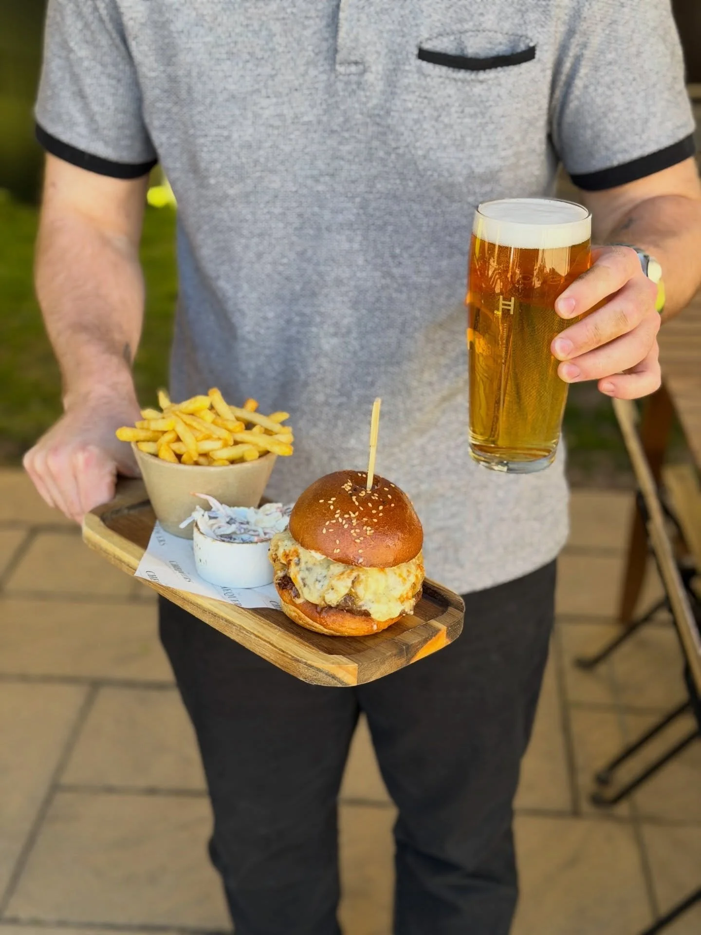 Our favourite Bank Holiday pairing 🍔🍺

A burger and a pint, done right. @hawkstone 

Extend the weekend with proper pub food at The Chequers today! 

#ukpubs #publunch
