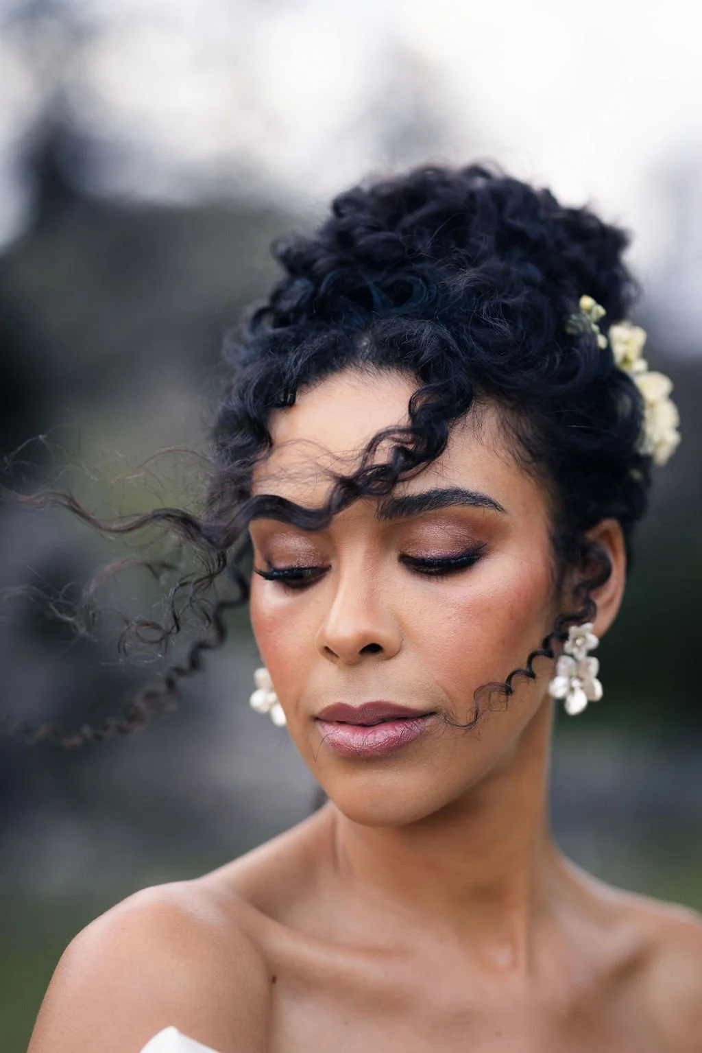 Natural bridal hair and makeup for curly hair