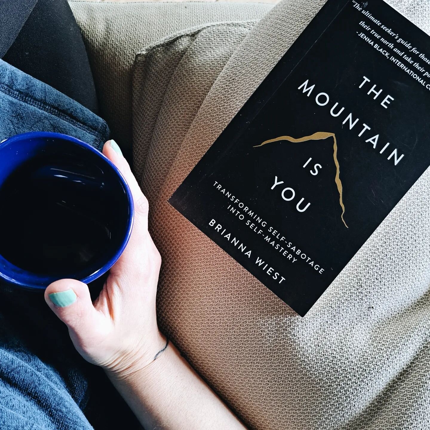 It's totally on brand for me to post every day for a week and then not for days 😆 Let me tell you, the algorithm loves me... ha!

What are you all reading and sipping on these days? I'm currently tucked into this treasure,  The Mountain Is You by @b