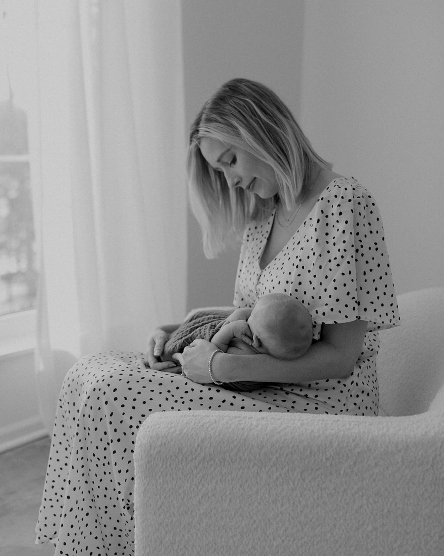 The sweetest studio newborn moments captured beautifully by @heatherjoyphotography 🤍💫
