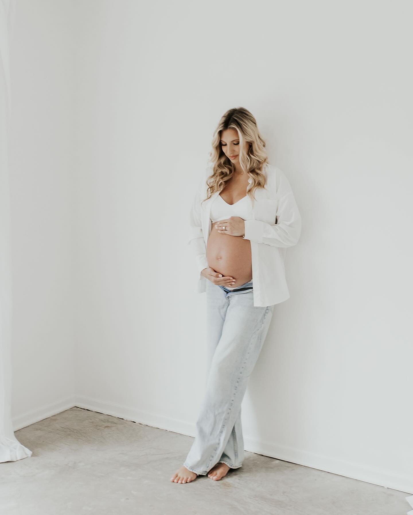 Stunning maternity photos shot by @nikki.orth 🤍