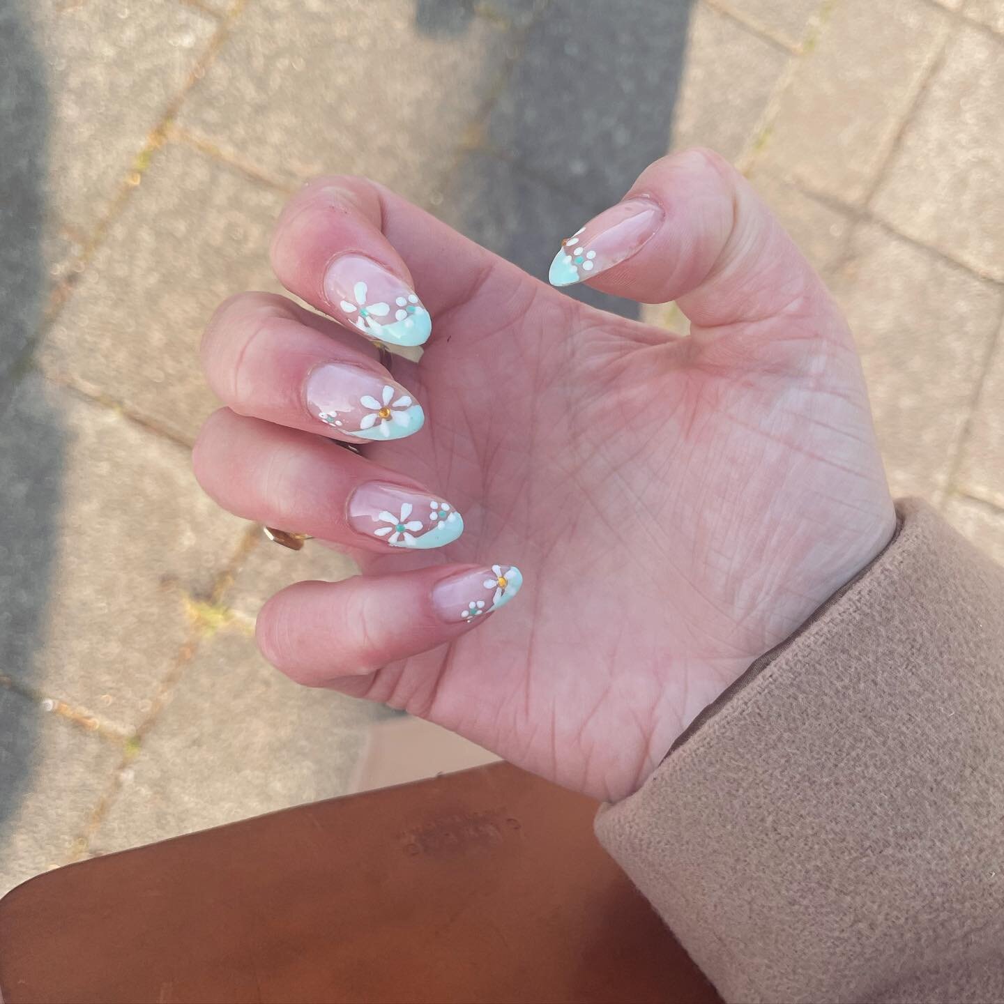 Nature is blooming and skies are blue. 🌸☀️This weather asks for light airy colors! 

💅🏻sheer pink gel polish, with mint green diagonal french and white flowers.  All Young nails products! 

#flowernail #flowernailart #gelpolishflowers #gelpolishde