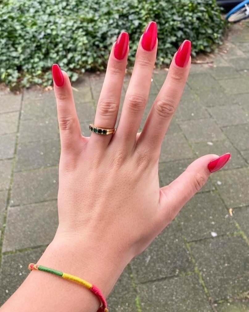 Scarlet red gel polish is definitely one of the most popular colors🌹💋&hearts;️!

Here it is used on top of acrylic extensions in a coffin shape. 

Is red also your favorite nail color?🤩

#redcoffinnails #rednails&hearts;️ #longrednails #coffinnail