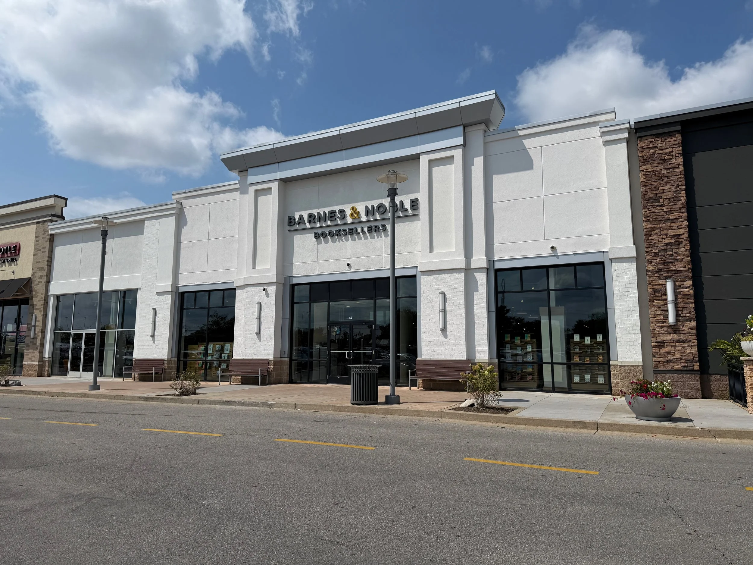 Barnes &amp; Noble’s New Lexington, KY Store Is a Stunner