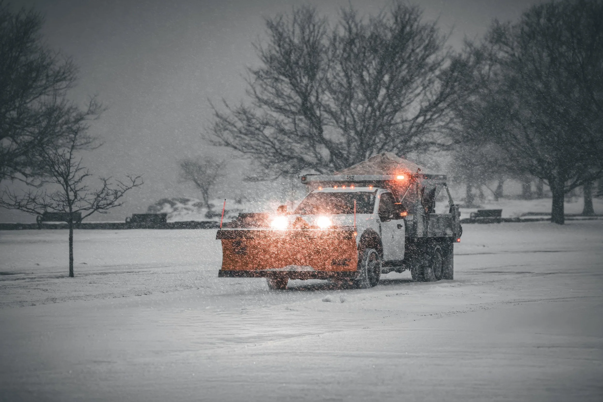 Winterdienst-LKW  Schneepflug und Warnleuchten Frankfurt-am-Main