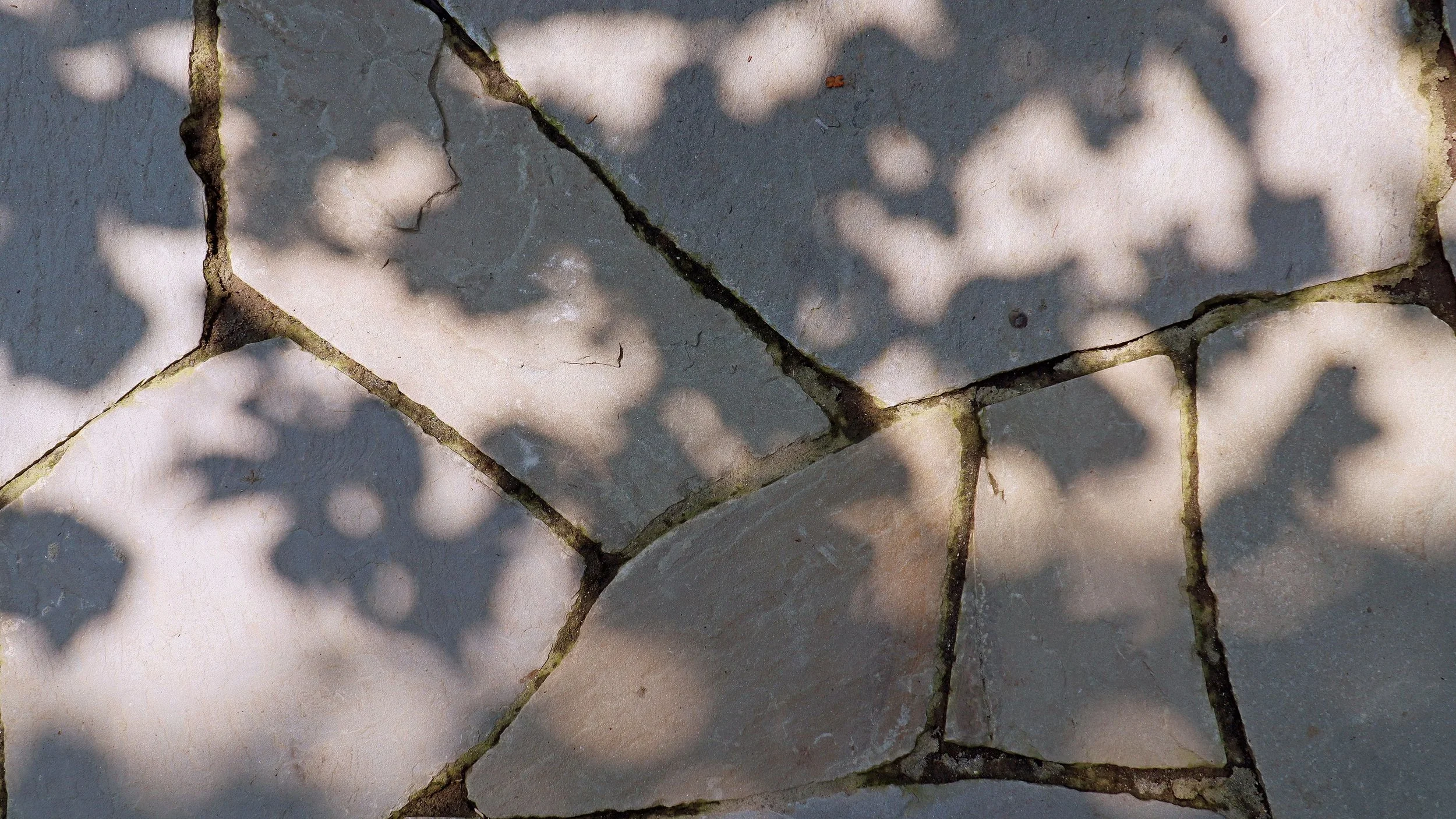 Mediterrane Terrasse aus hellem Polygonalplatten-Naturstein mit hellen Fugen in Hofheim am Taunus