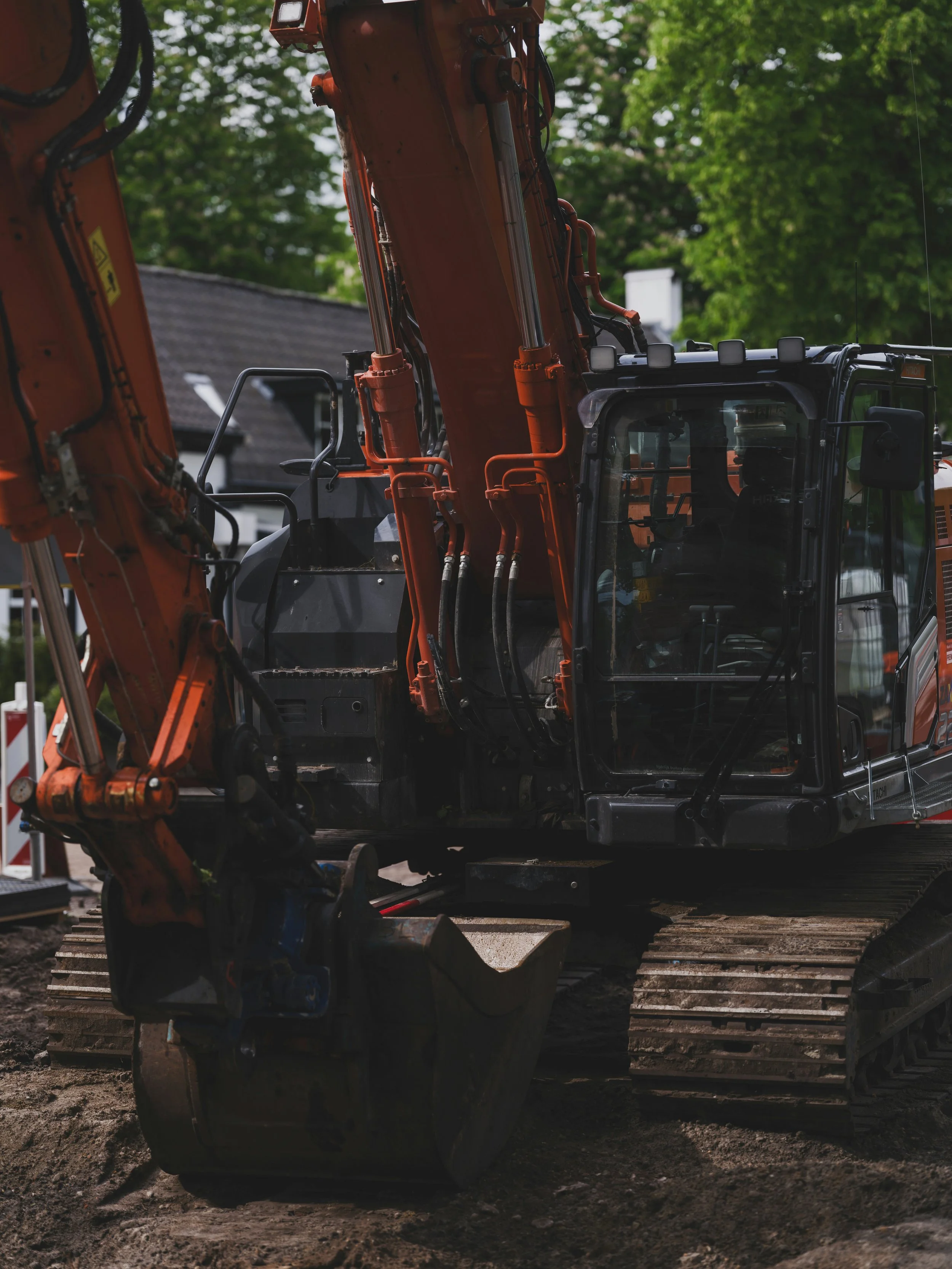 Teleskoplader mit Schaufel bei Erdarbeiten auf der Baustelle