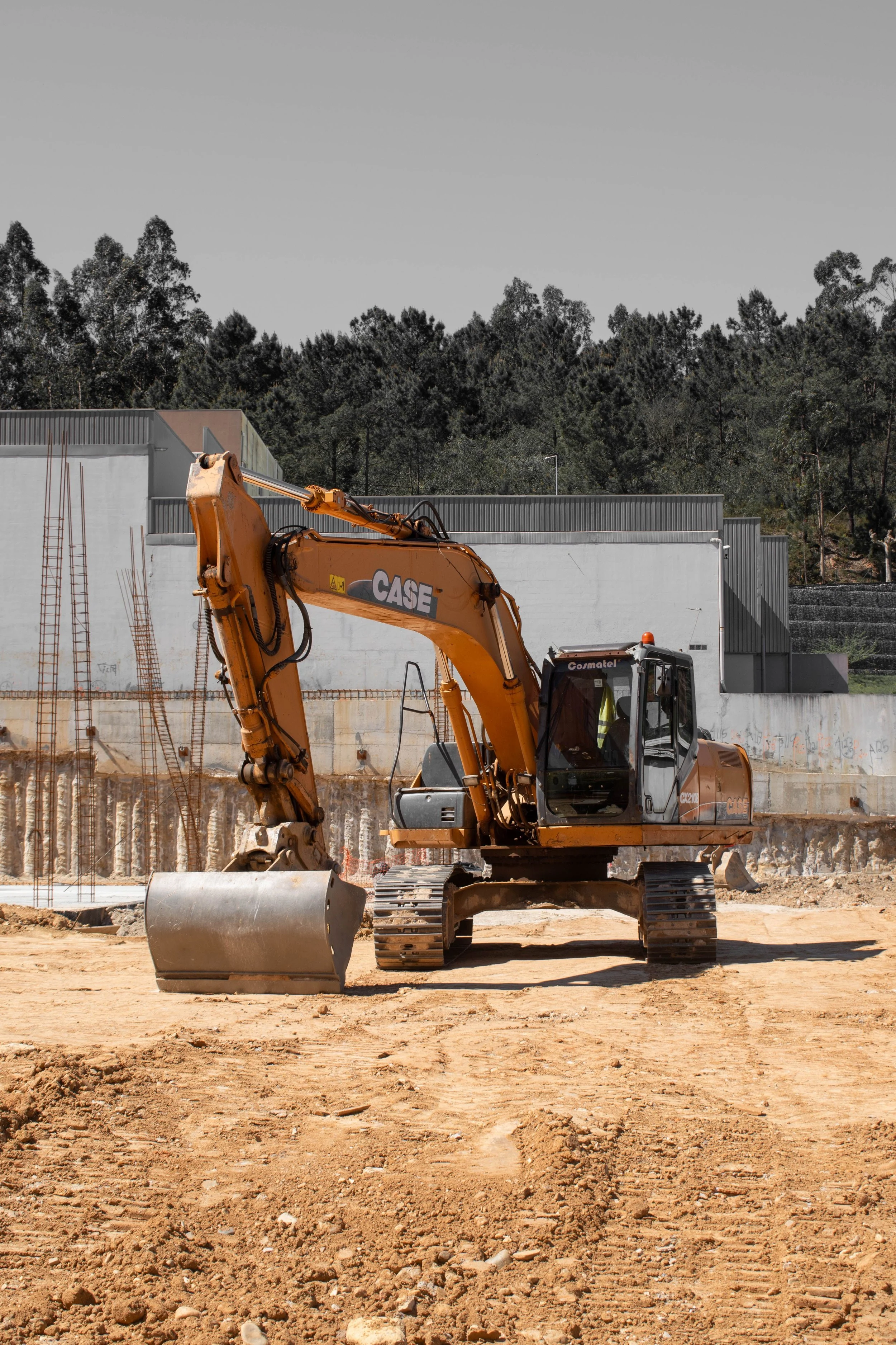 CASE Kettenbagger auf einer Baustelle für Geländemodellierung und Erdarbeiten im Rhein-Main-Gebiet bei Kronberg.
