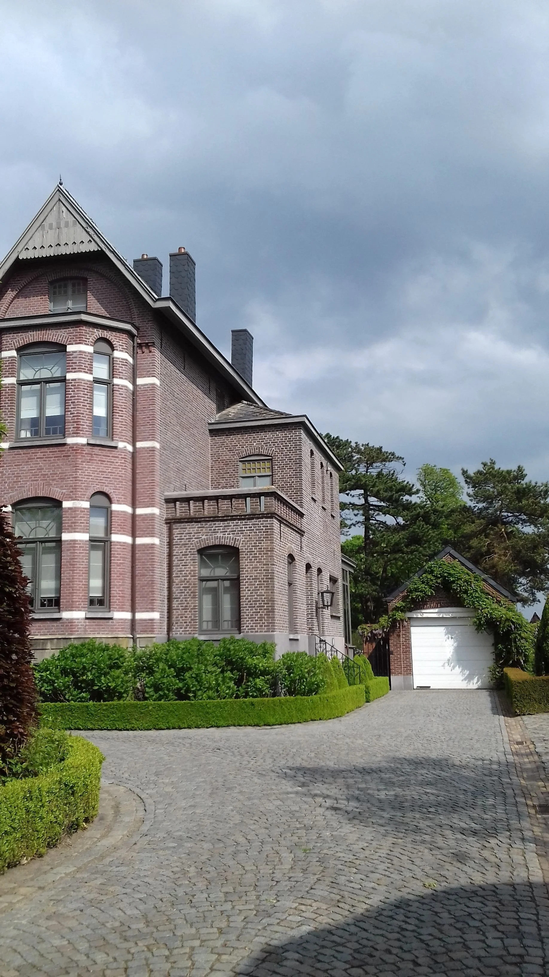 Repräsentative Hofeinfahrt mit hochwertigem Naturstein-Kopfsteinpflaster vor einem Einfamilienhaus in Wiesbaden