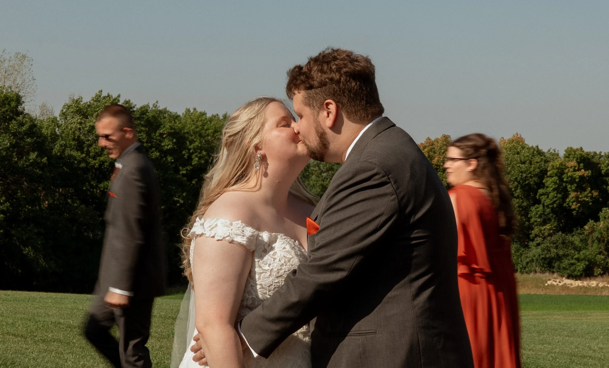 log_cabin_bar_and_grill_ripon_wisconsin_wedding_NEP (19).jpg