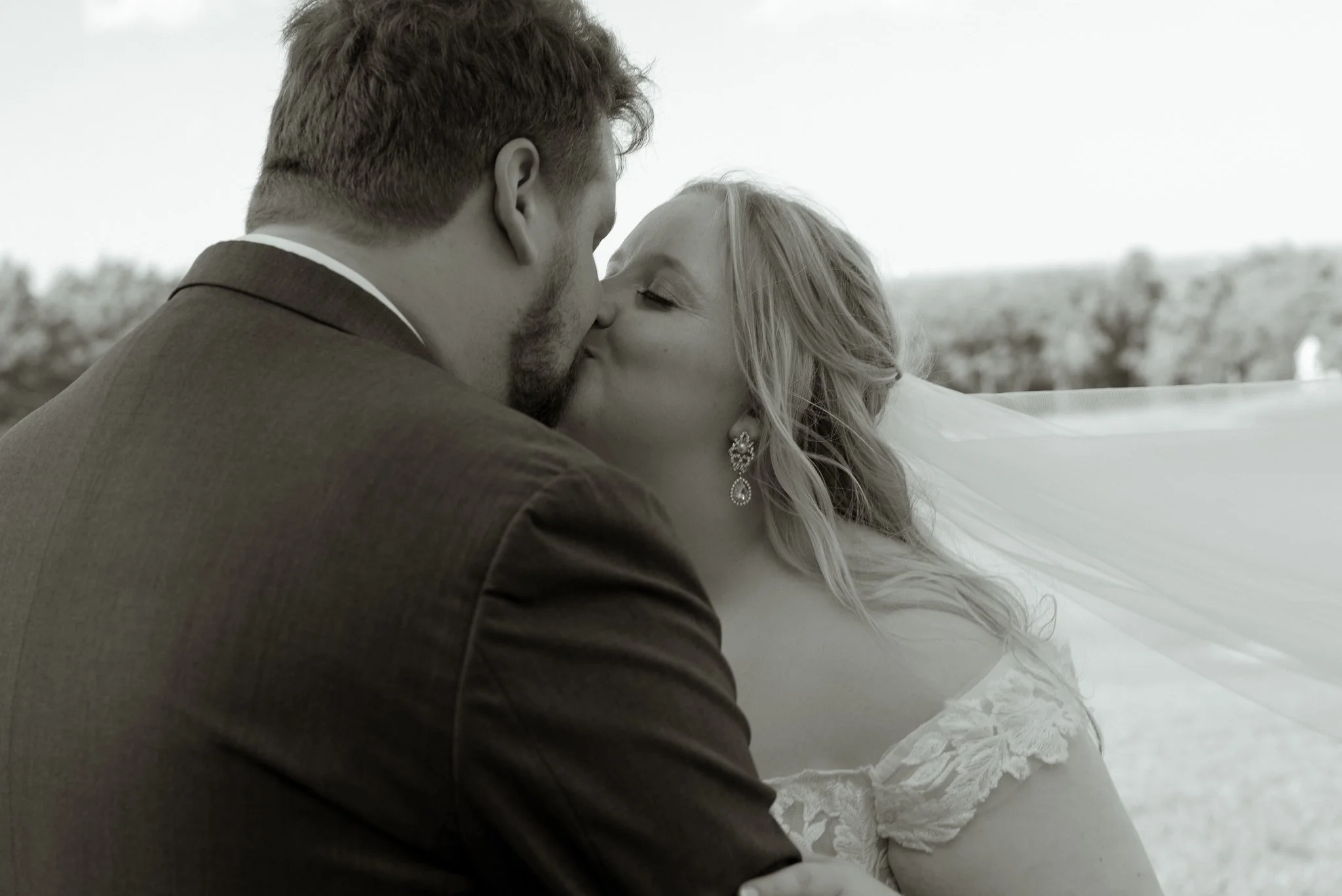 log_cabin_bar_and_grill_ripon_wisconsin_wedding_NEP (25).jpg