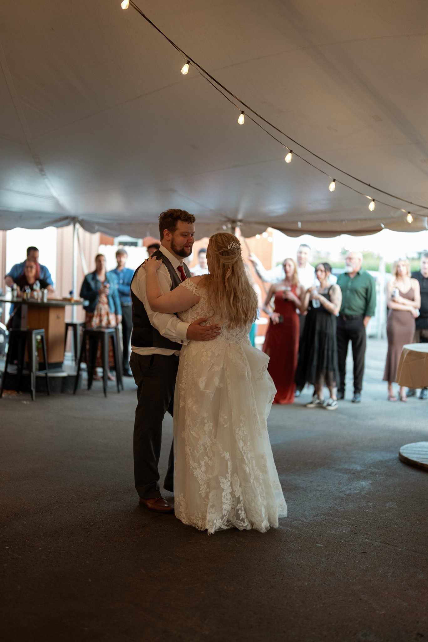 log_cabin_bar_and_grill_ripon_wisconsin_wedding_NEP (68).jpg