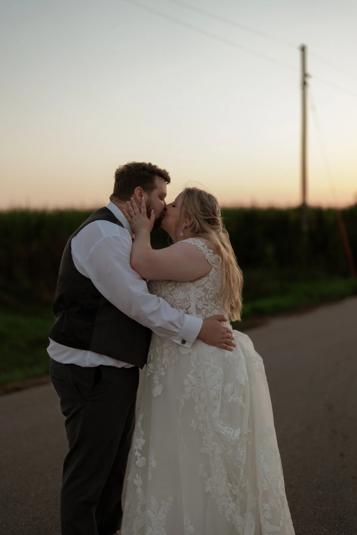 log_cabin_bar_and_grill_ripon_wisconsin_wedding_NEP (70).jpg