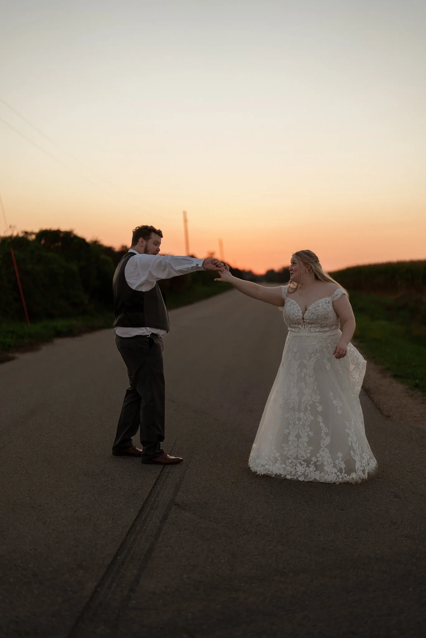 log_cabin_bar_and_grill_ripon_wisconsin_wedding_NEP (71).jpg