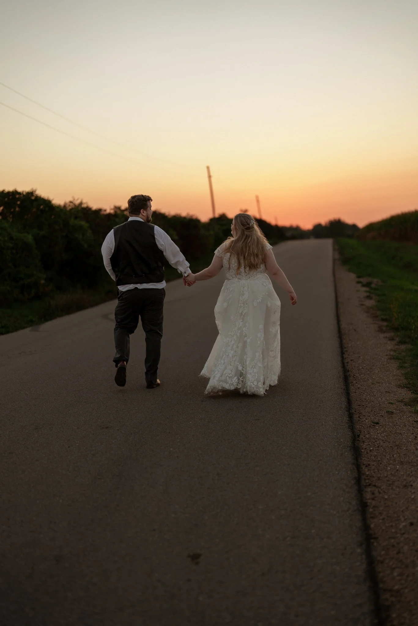 log_cabin_bar_and_grill_ripon_wisconsin_wedding_NEP (75).jpg