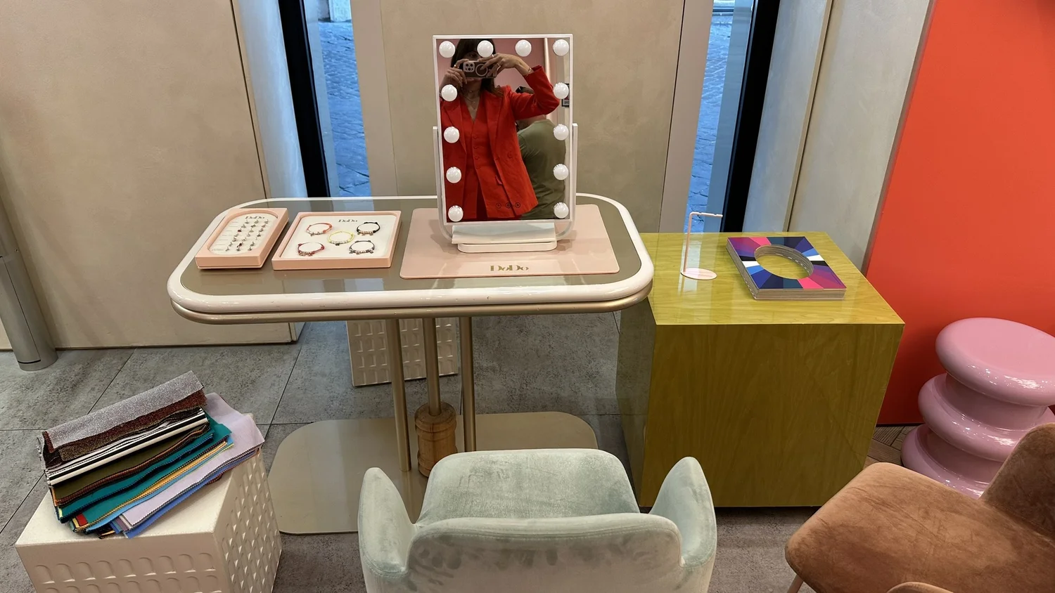 Chiara, consulente d'immagine, durante l'evento di armocromia nello store DoDo Gioielli di Roma