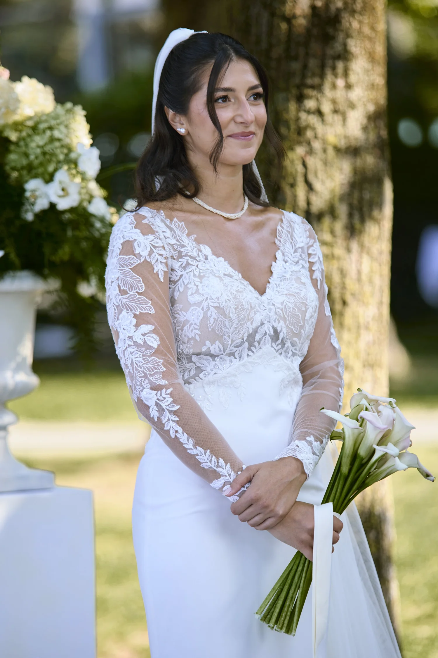 Primo piano della sposa e della sua acconciatura