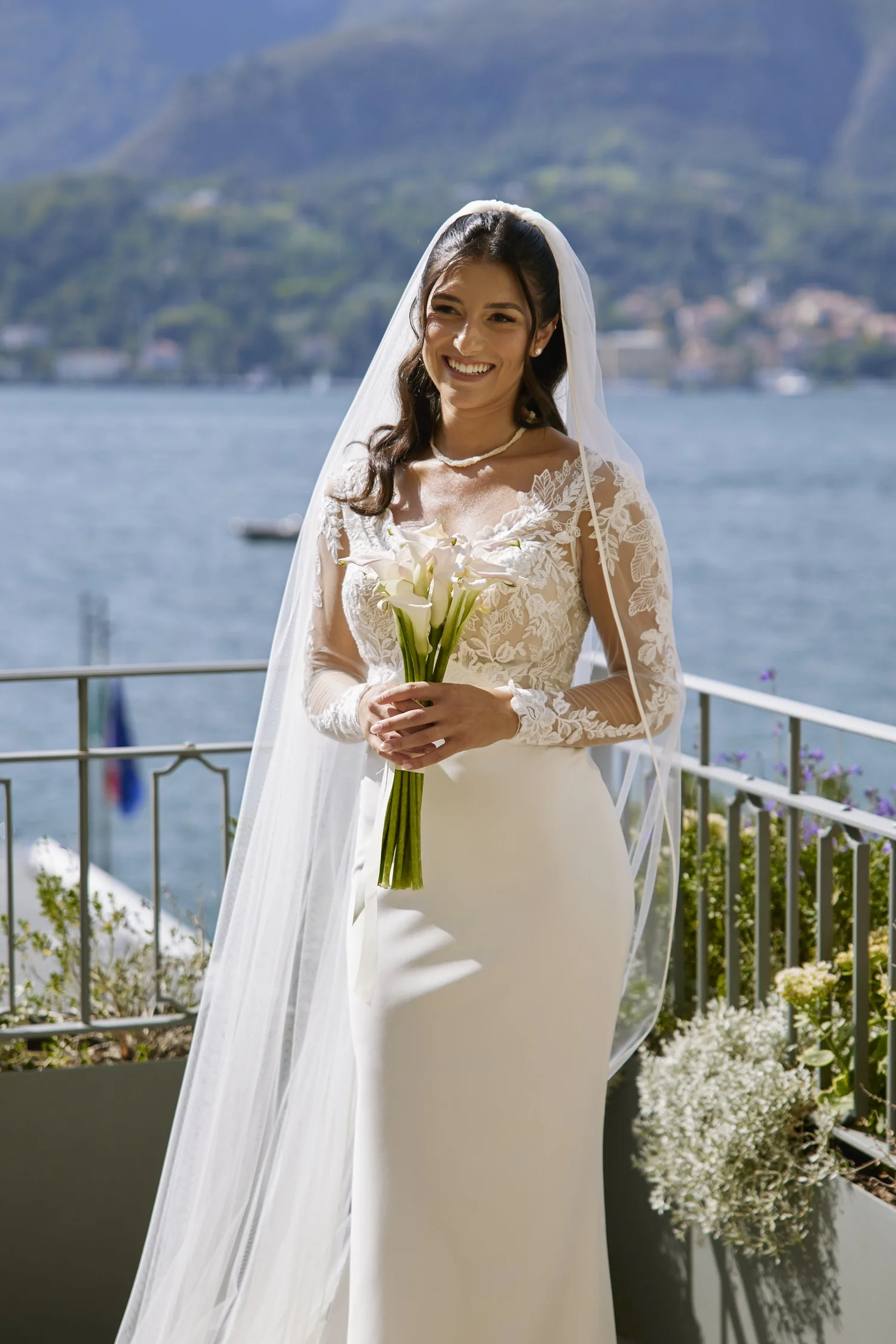 Sposa in un momento elegante del matrimonio