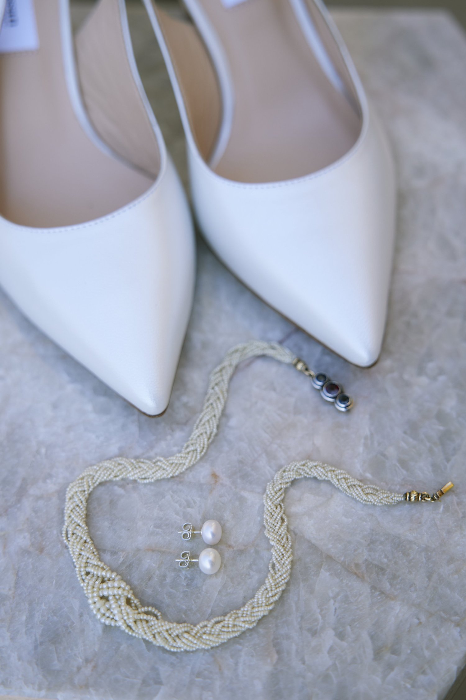Dettaglio delle scarpe da sposa