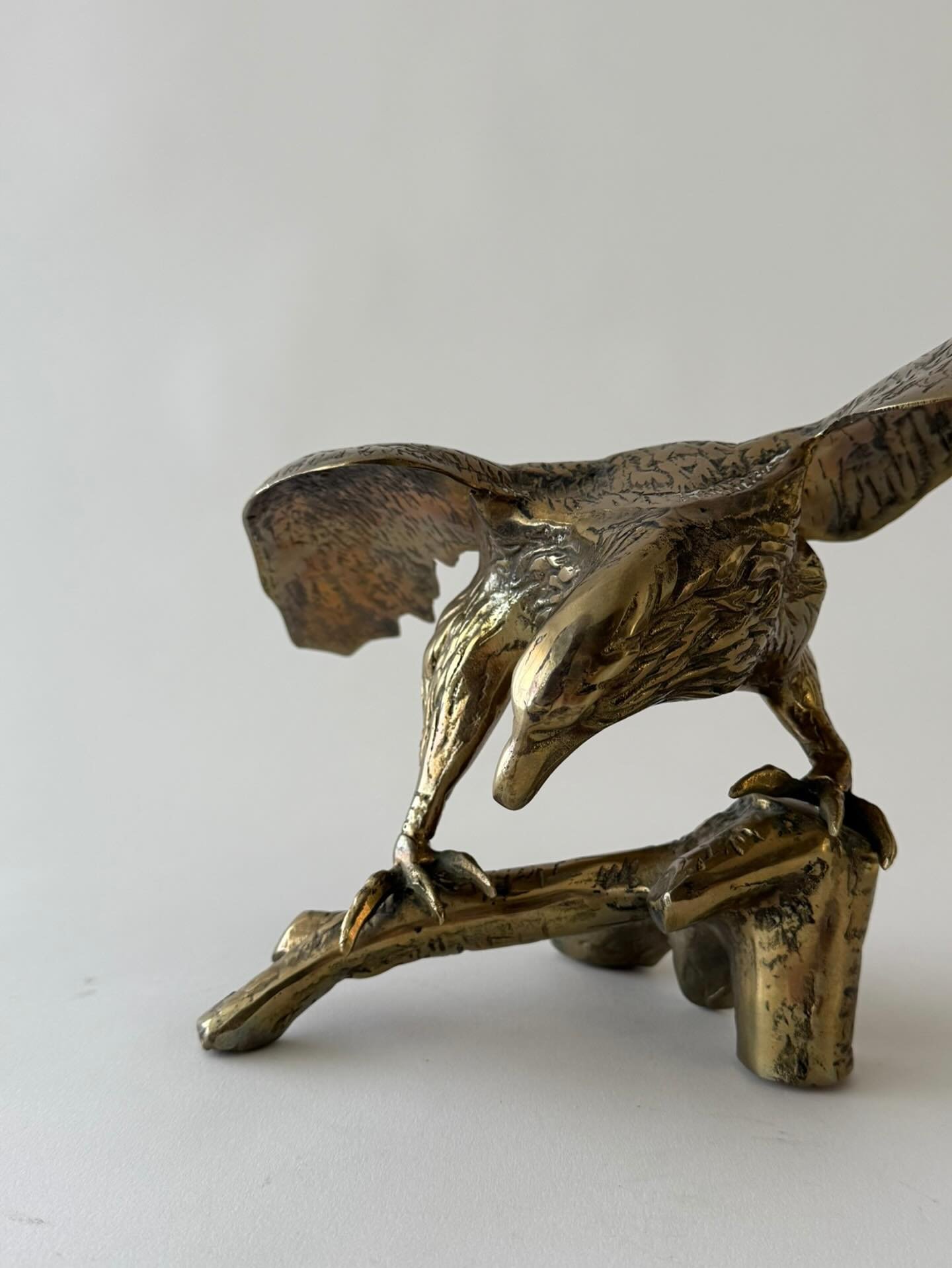 Happy 4th of July! 🇺🇸&hearts;️🤍💙

Step into the grandeur of the past with this regal XL Brass Eagle Sculpture.  This timeless heirloom, perfect for Independence Day, is not just a display of patriotism, but also a testament to superior craftsmans