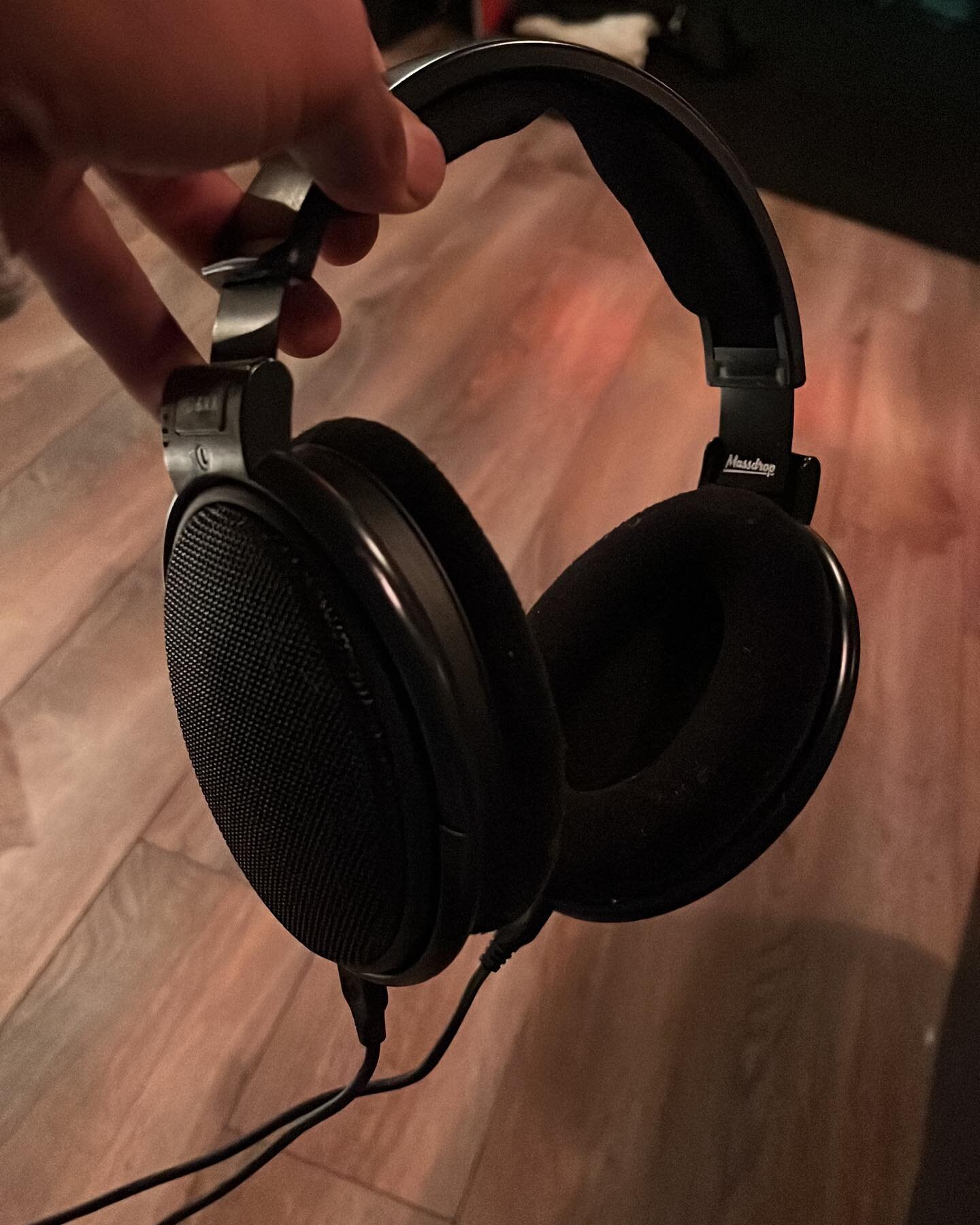What kinda headphones/cans are y&rsquo;all rocking?! 
.
My go to pair are my Massdrop Sennheiser HD6XX which I believe are basically the exact same thing as the 650s (spec wise) but far more affordable. This things are like pillows on my ears. 
.
#Ge