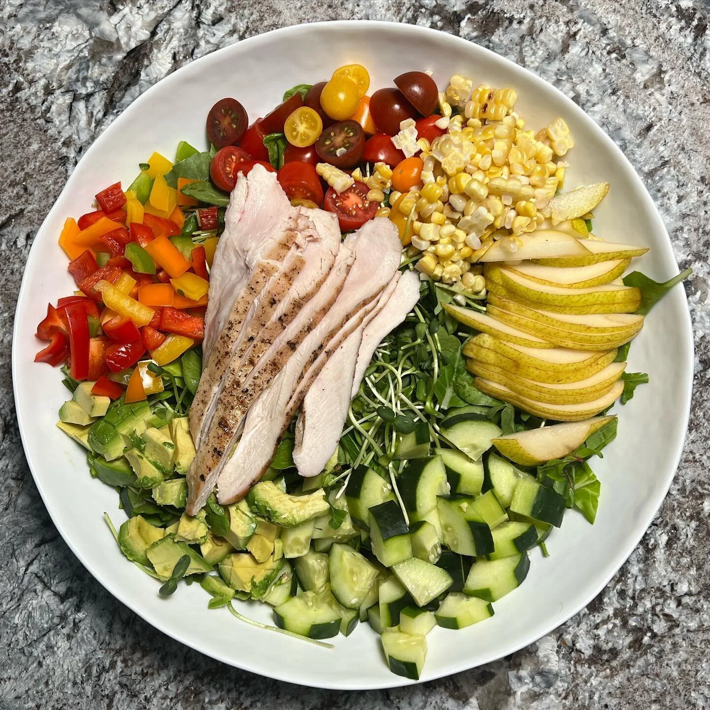 Nobody is going to accuse me of being a chef 😆😆😆 but when I DO make dinner&hellip; it sure looks pretty!! And&hellip; I DO make my own dressing&hellip; so there&rsquo;s that... right @jorieleee !? 🤷🏼&zwj;♀️🤷🏼&zwj;♀️