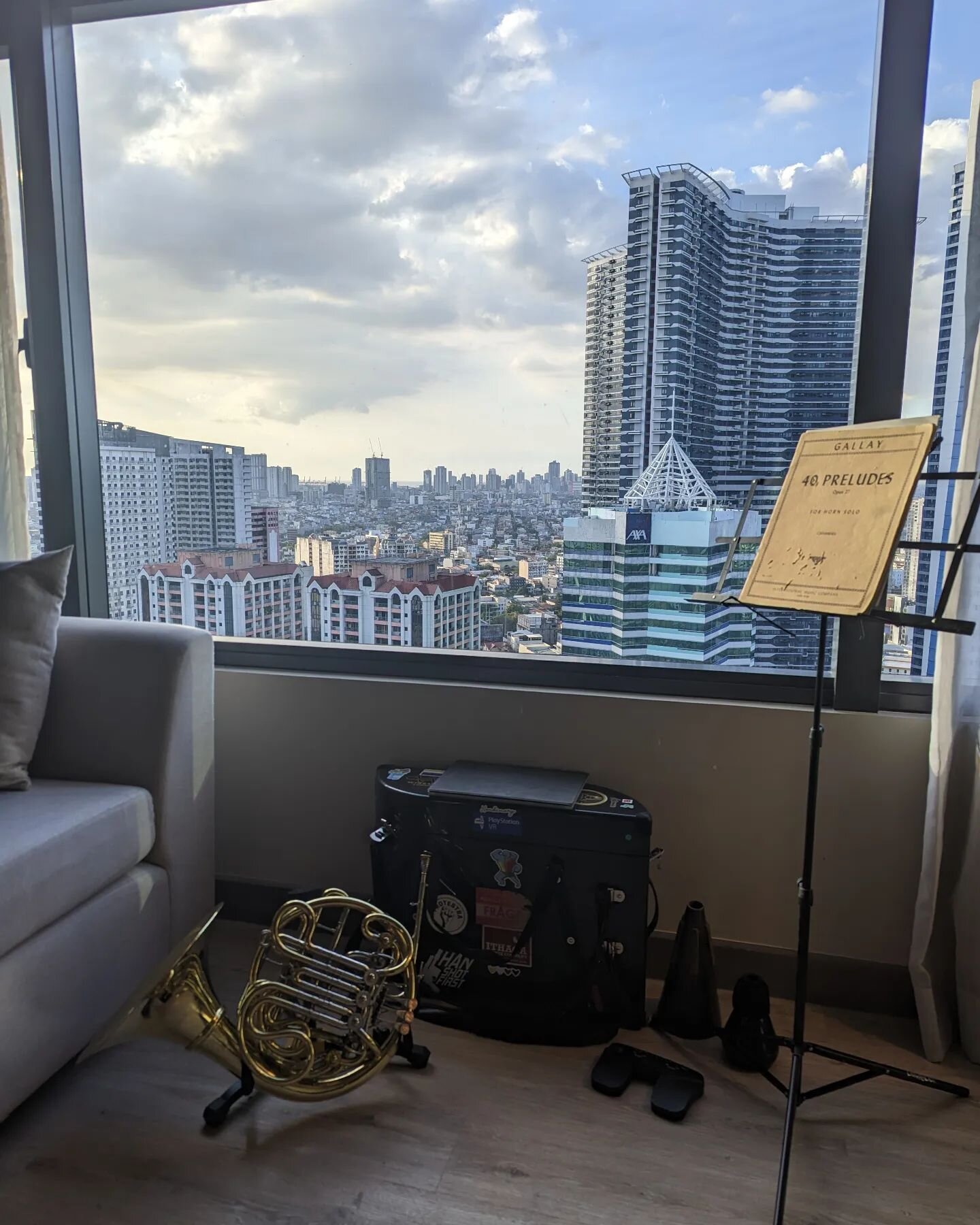 Now that's a practice room 📯😍🌄

#happypracticing #musician #classicalmusic #frenchhorn #cor #chaihorn #soundofmusictour #broadway #broadwaymusician #musicaltheater #manila #philippines #practiceroom