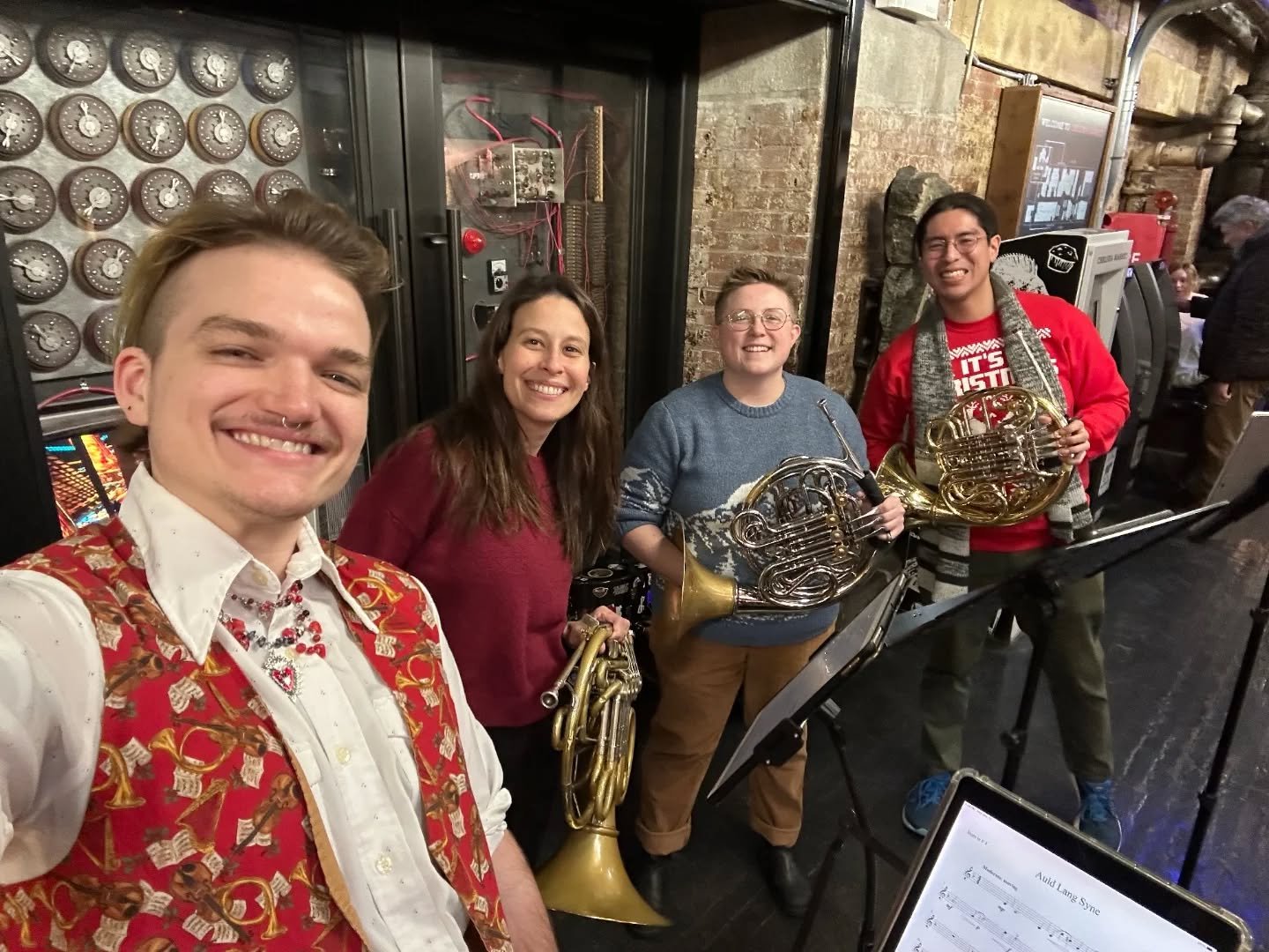 Holiday Quartets! ❤️🌟🎄

#frenchhorn #horn #brass #music #nyc #chelseamarket #chelsea #busking #musician