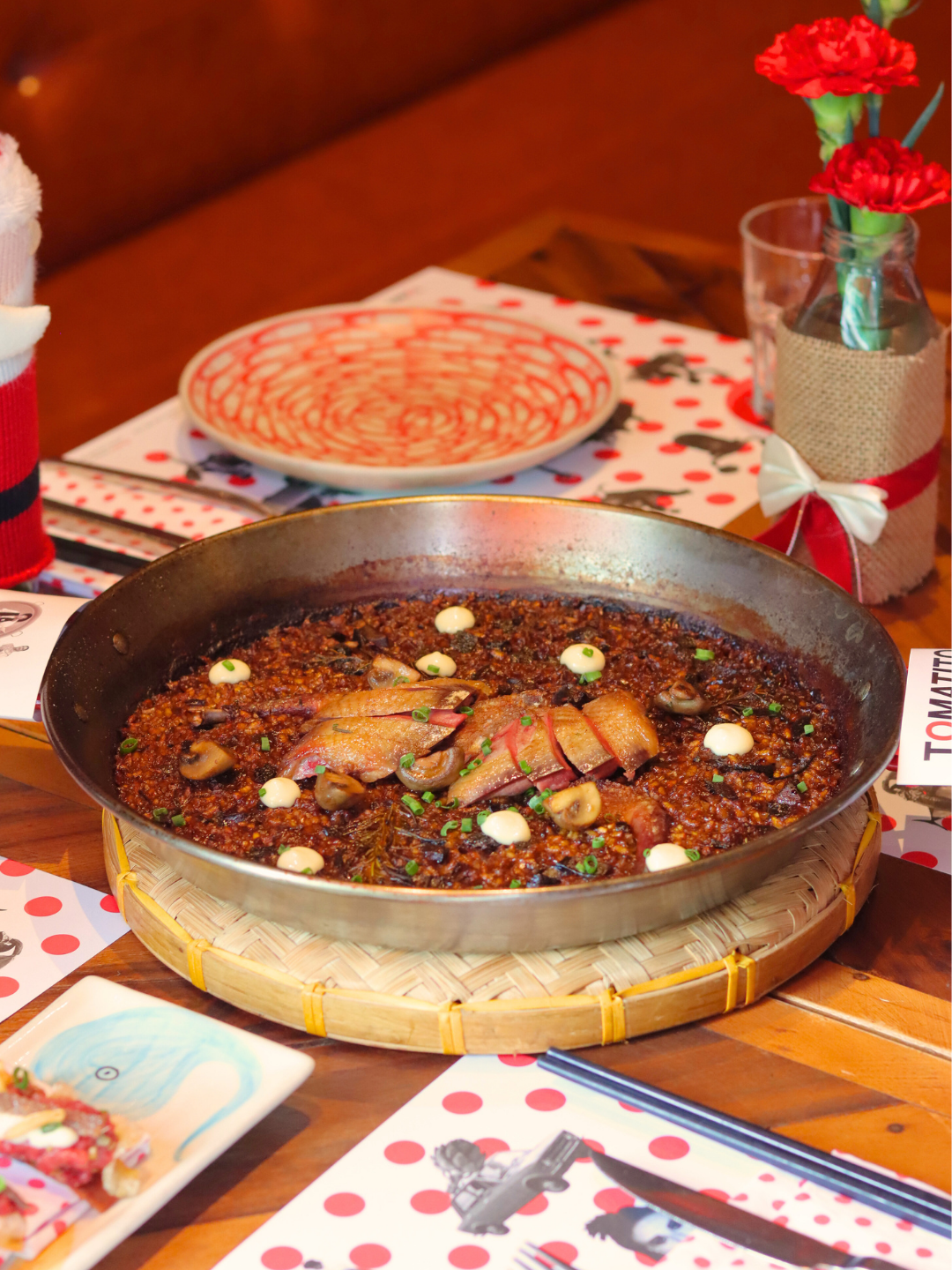 “Paella de Pichón”
 Pigeon paella with red wine & mushrooms
 Cơm khô truyền thống với bồ câu và nấm