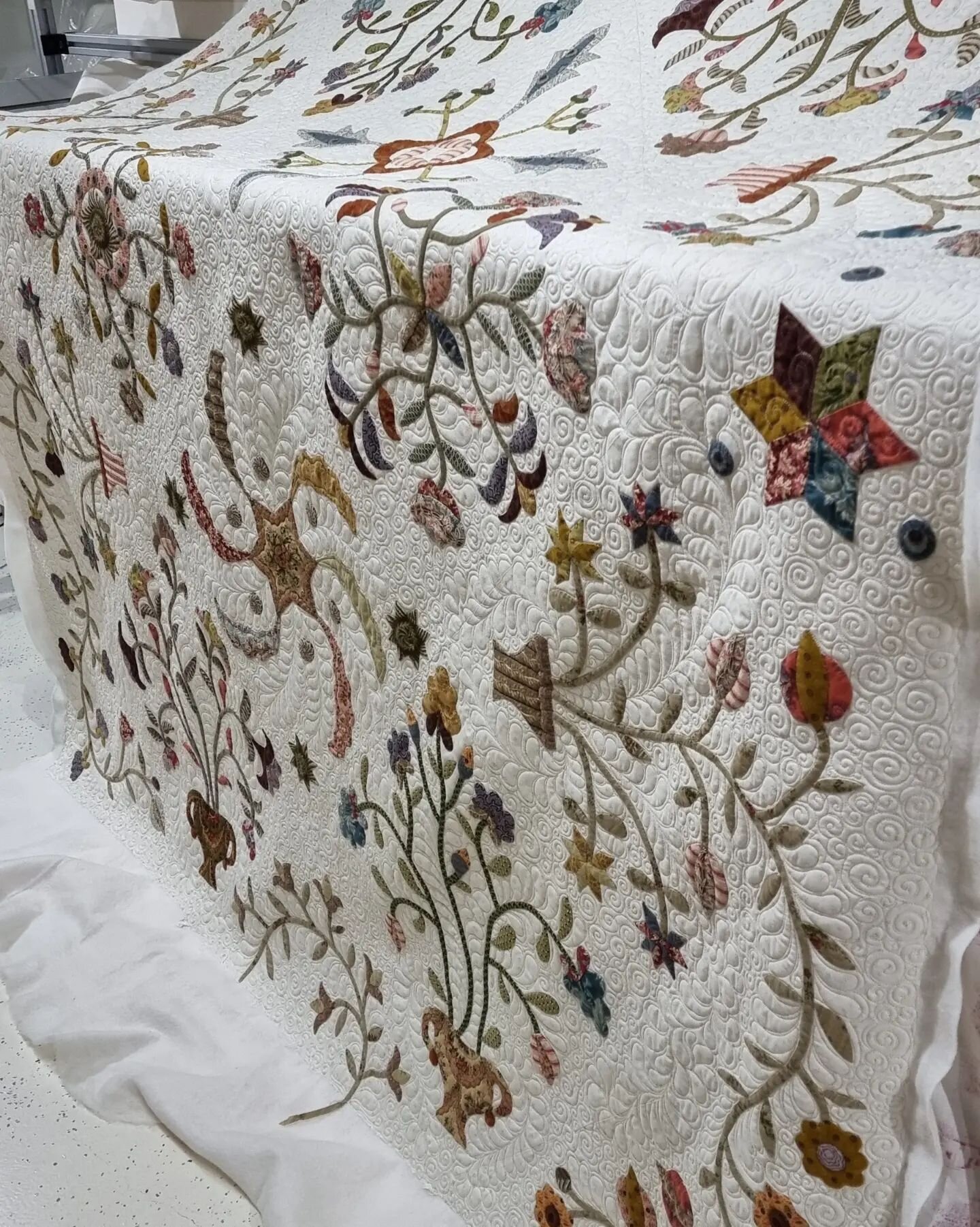This beauty headed home yesterday with her owner very happy owner @instaquilt ....
This quilt will be making it's way to England as a Wedding gift... I'm sure the newly-weds will love it.... !!!!