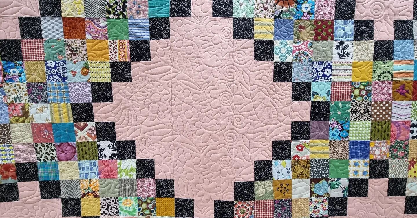 Yum, yum yummo !!!!!!
This triple Irish chain by @semichaotic is so scrumptious!!!!! 
I absolutely love big negative spaces so you can see the gorgeous quilting... makes me feel all gooey inside...
And that background colour!!! So beautiful 😍 
This 