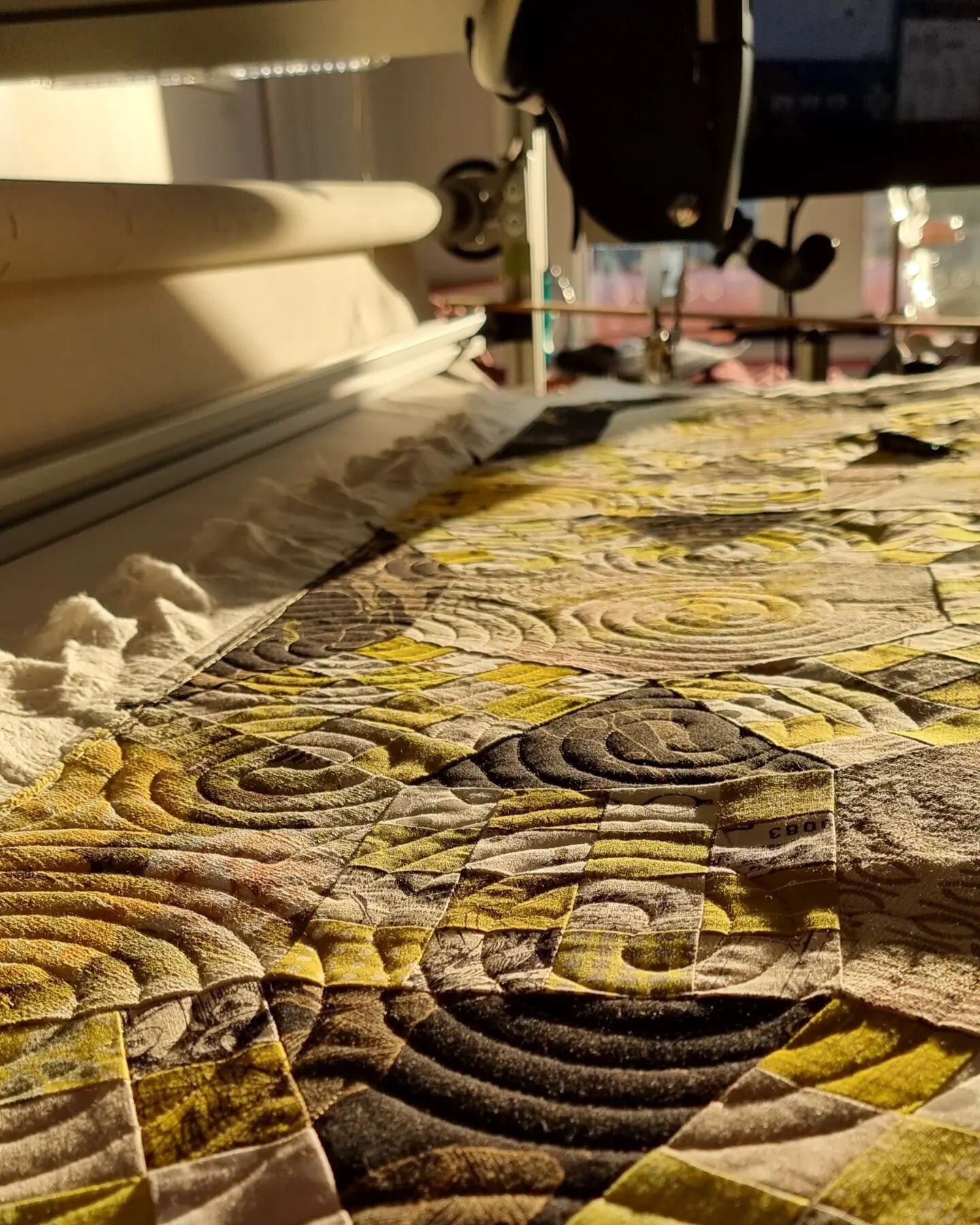 Looky at this beautiful texture showing off in the yummy Autumn sunshine... even this gorgeous quilt by @cathmosely is in on it with loads of different golds and yellows 💛
I'm always happy when a client chooses my favourite pantograph.... Overlappin