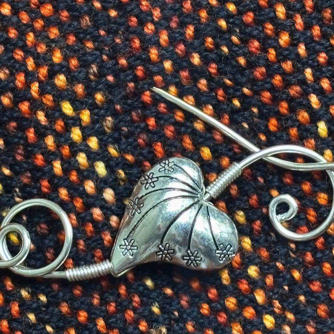 Solid leaf brooch.png