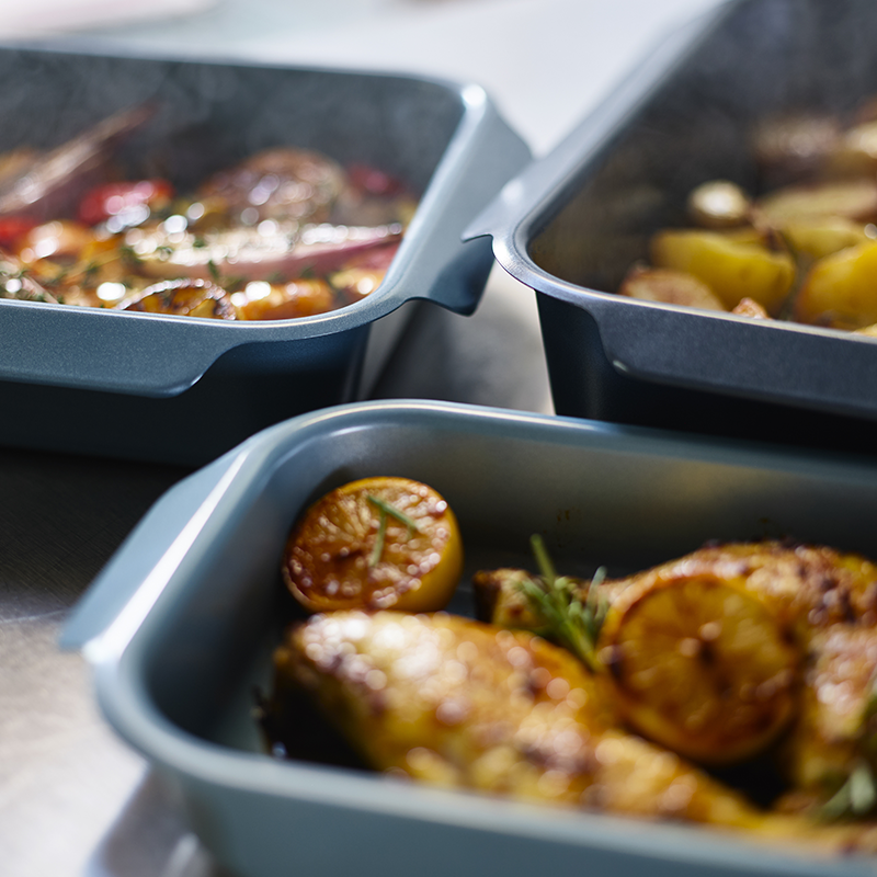 small-roasting-tray-blue-nest-oven-joseph-joseph (3).jpg