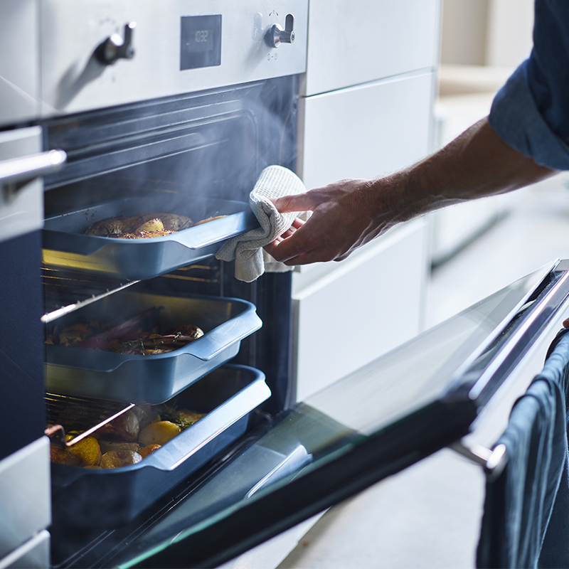 small-roasting-tray-blue-nest-oven-joseph-joseph (2).jpg