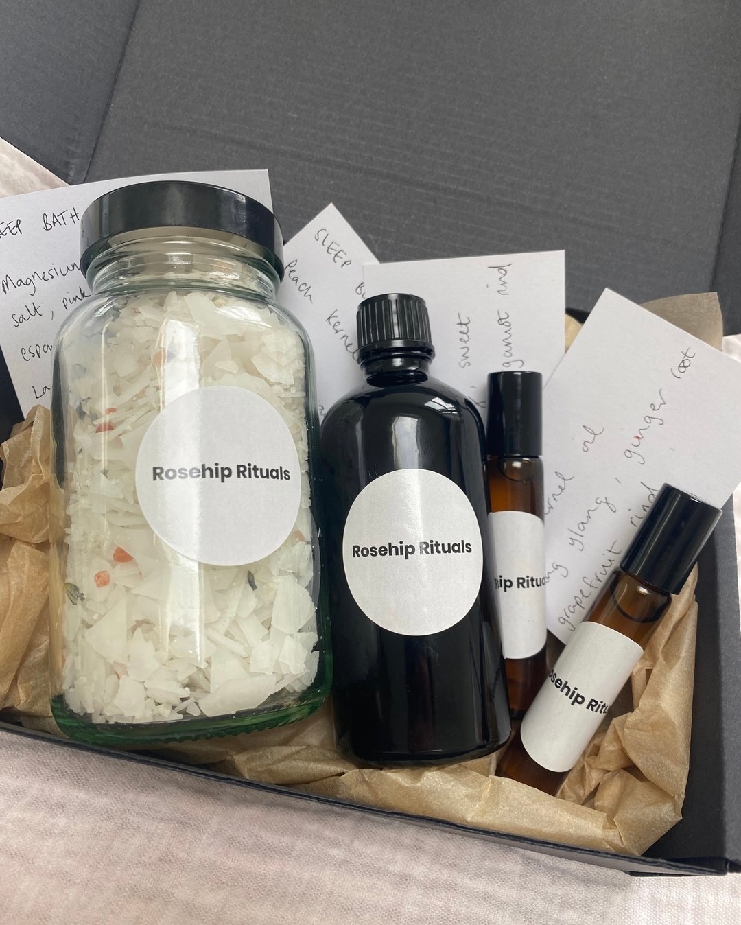 Some beautiful aromatics all packaged up and ready for delivery 

I love blending bespoke oils, so you can&hellip;
hit pause 
drift off 
feel revitalised 
find focus 
support overwhelm
whatever it is 

I can create an aromatherapy body oil, bath salt