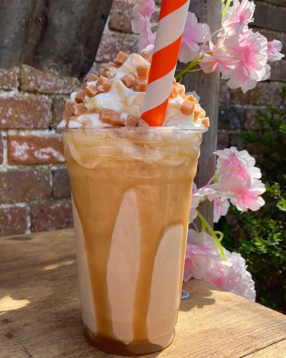 Have you tried our new Toffee Fudge Milkshake yet? 

Perfect for a day like today☀️

Not to your taste? Don't worry. We have 21 other flavours to choose from 

#milkshake  #bankholidayweekend #yardefarmicecream #propermilkshake #realicecream🍦