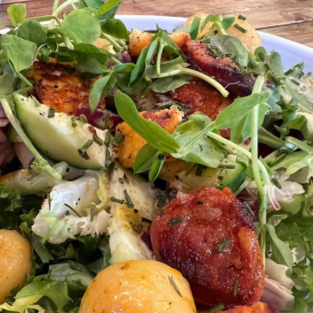 Summer vibes☀️

Did you know we have some absolutely lush salads on our menu? This is the chorizo, halloumi and potato one and it is gorge🤩 

If you don&rsquo;t believe us&hellip; come in and try it for yourself! We are open 9am-4pm 7 days a week, s