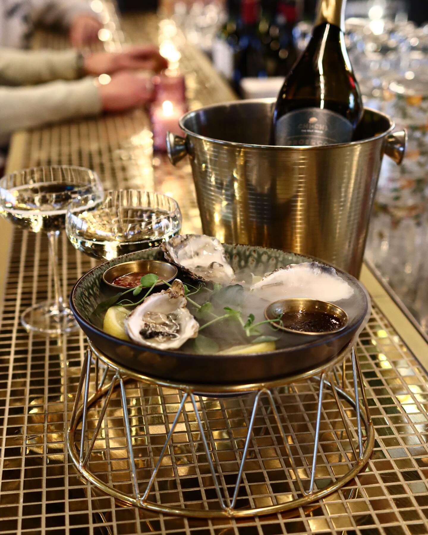 Life is too short to not have oysters and bubbles sometimes 🥂🦪

#chichigolfvenue #chichi #chichigolf #oysters #bubbles 
#borrel #champagne #golf #golfbaan #drivingrange #golfswing