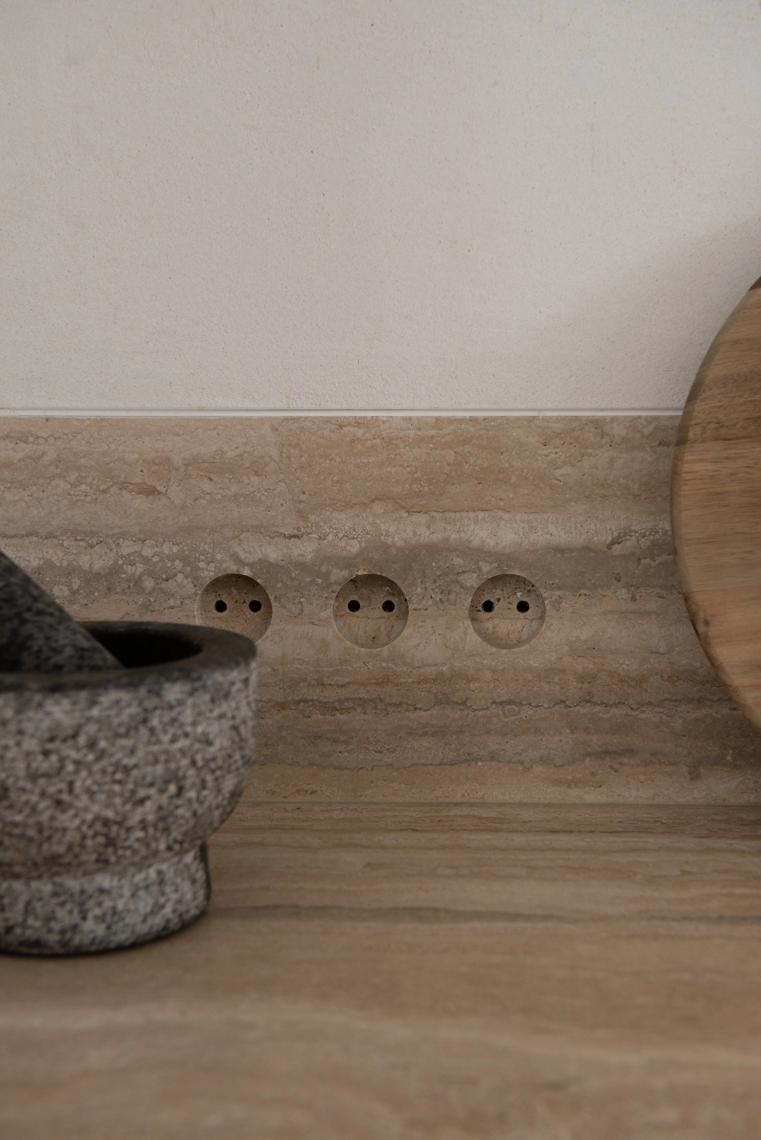 We find socket plugs not so charming and decided to do something about it. Together with Solid Nature we designed plugs in the travertine stone of the kitchen.