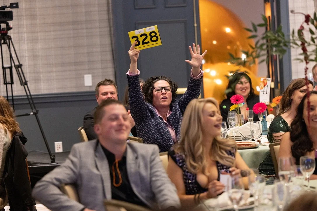 Crowd Bidding, Eager, Attentive, Emotion, captivated