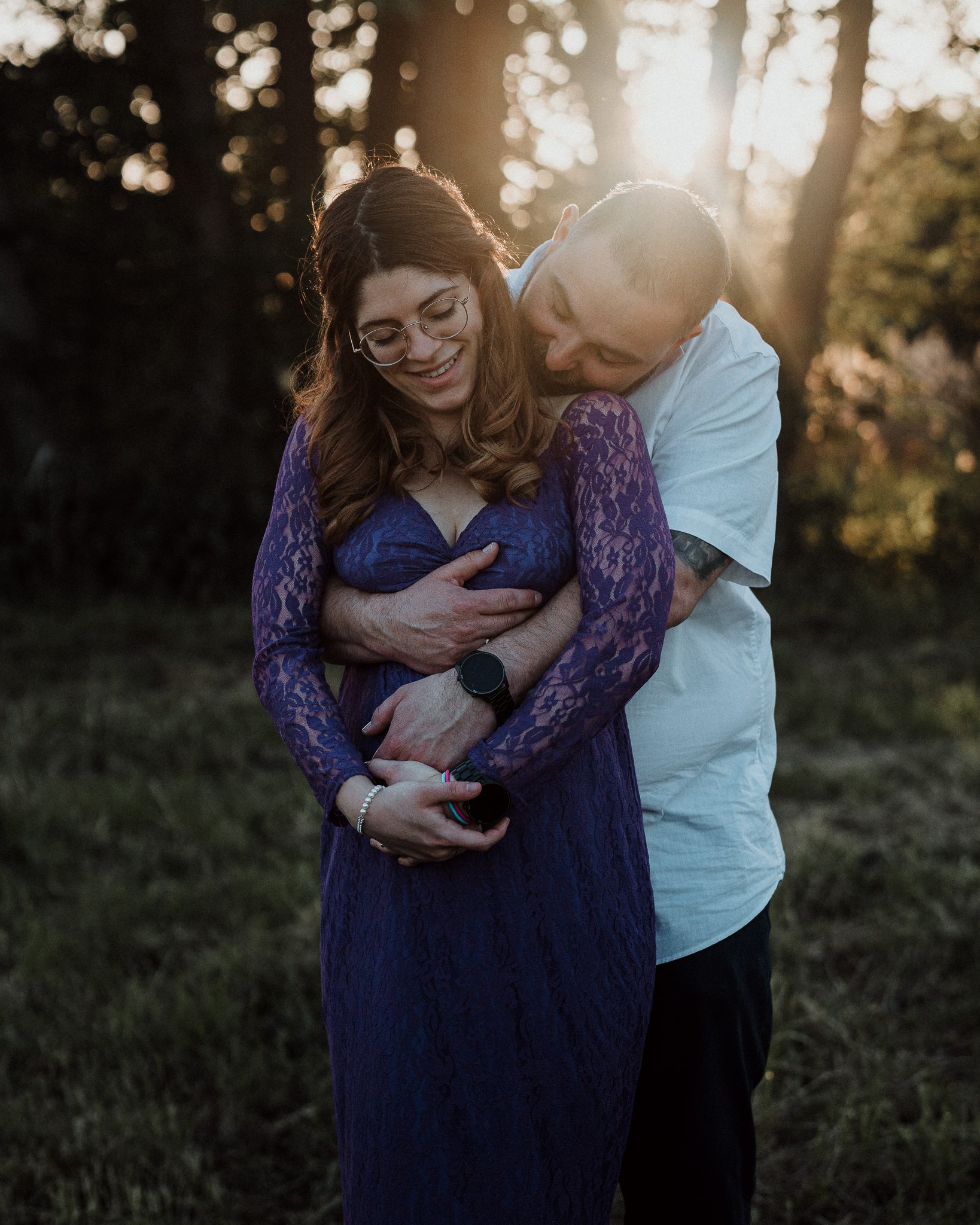Babybauchshooting im Sonnenuntergang