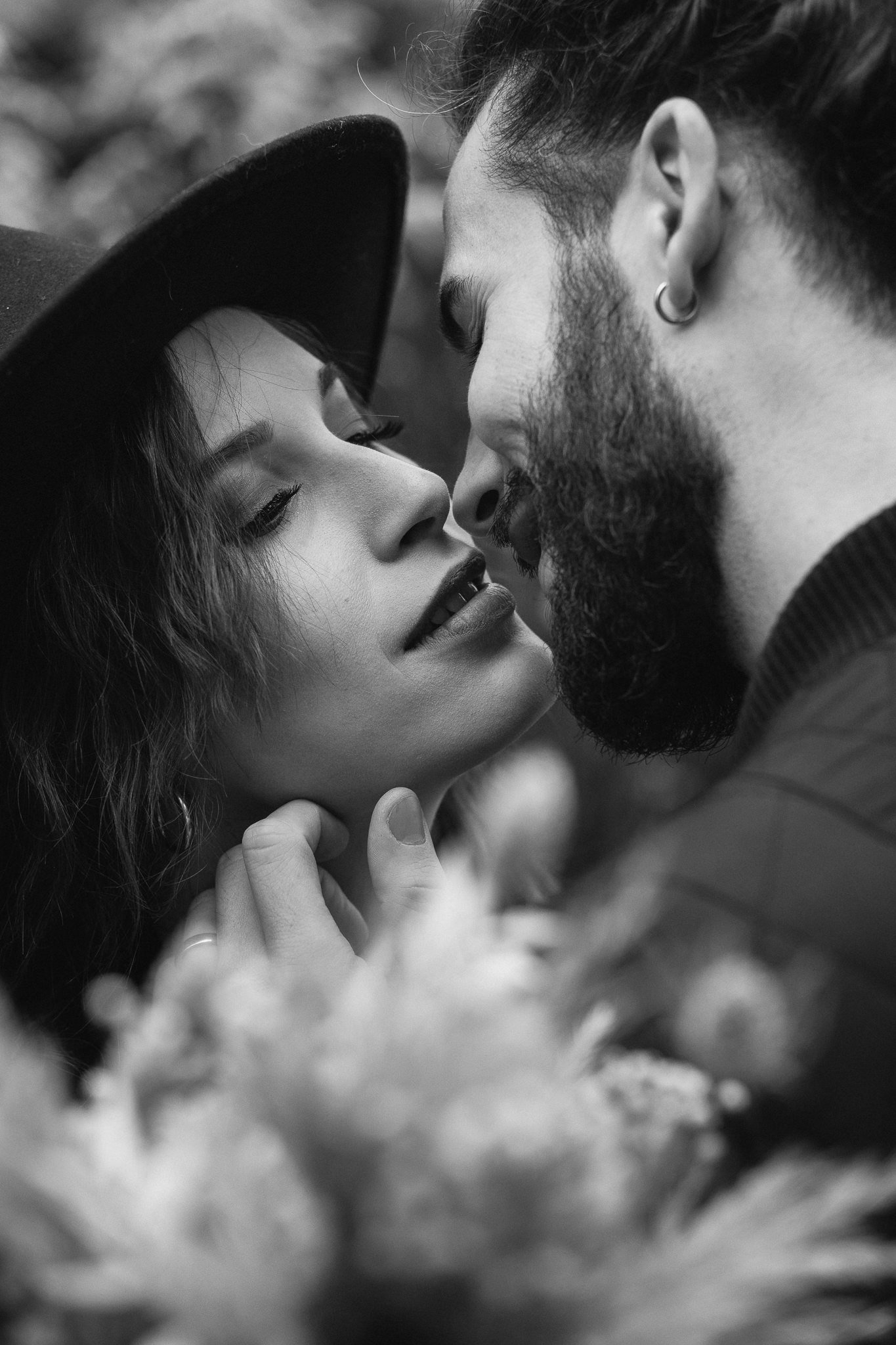 Ein Schwarz-Weiß-Foto eines Paares, das sich nahe kommt, mit geschlossenen Augen und emotionaler Verbundenheit.
